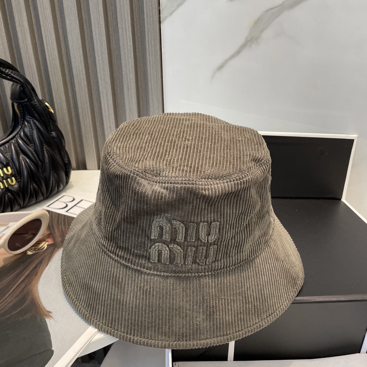  miumiu缪缪限定新款灯芯绒渔夫帽/棒球帽，灯芯绒纹理渔夫
非常耐看的一款渔夫帽~男女同款
日常出门