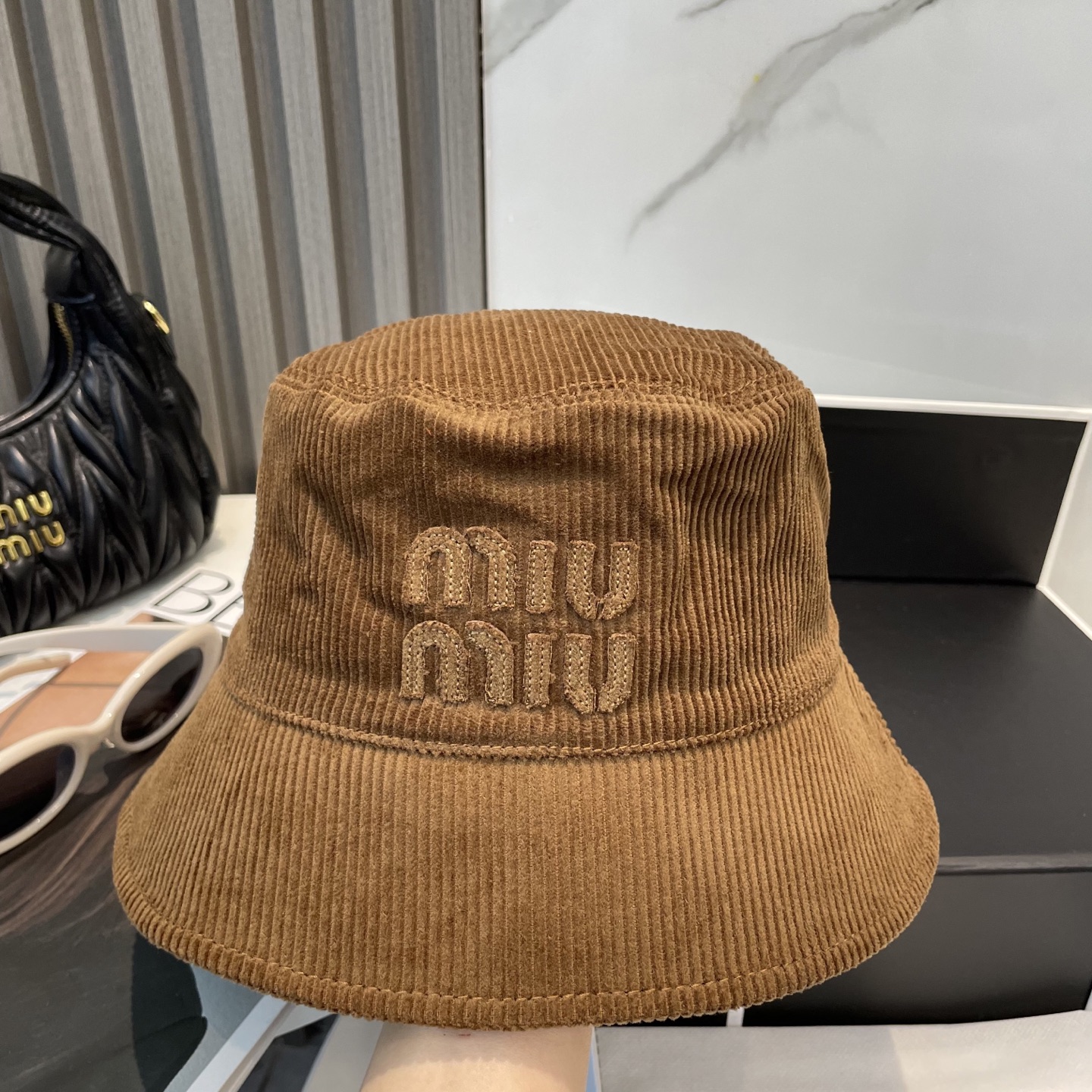  miumiu缪缪限定新款灯芯绒渔夫帽/棒球帽，灯芯绒纹理渔夫
非常耐看的一款渔夫帽~男女同款
日常出门