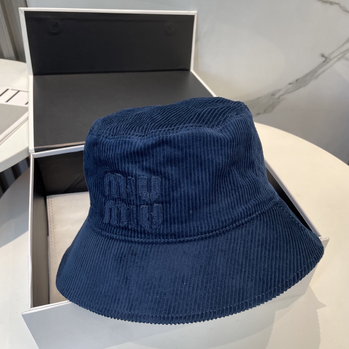  miumiu缪缪限定新款灯芯绒渔夫帽/棒球帽，灯芯绒纹理渔夫
非常耐看的一款渔夫帽~男女同款
日常出门