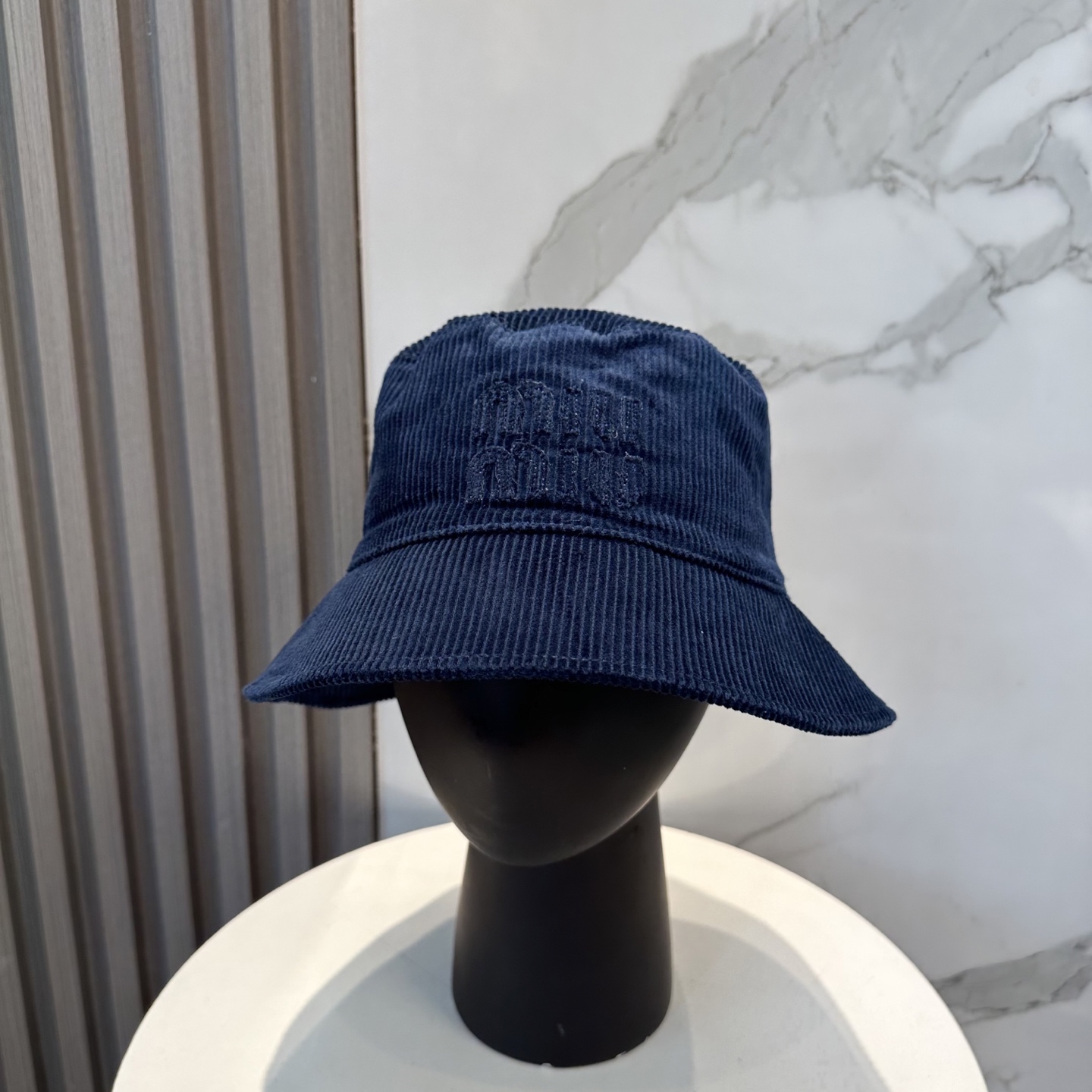 miumiu缪缪限定新款灯芯绒渔夫帽/棒球帽，灯芯绒纹理渔夫
非常耐看的一款渔夫帽~男女同款
日常出门