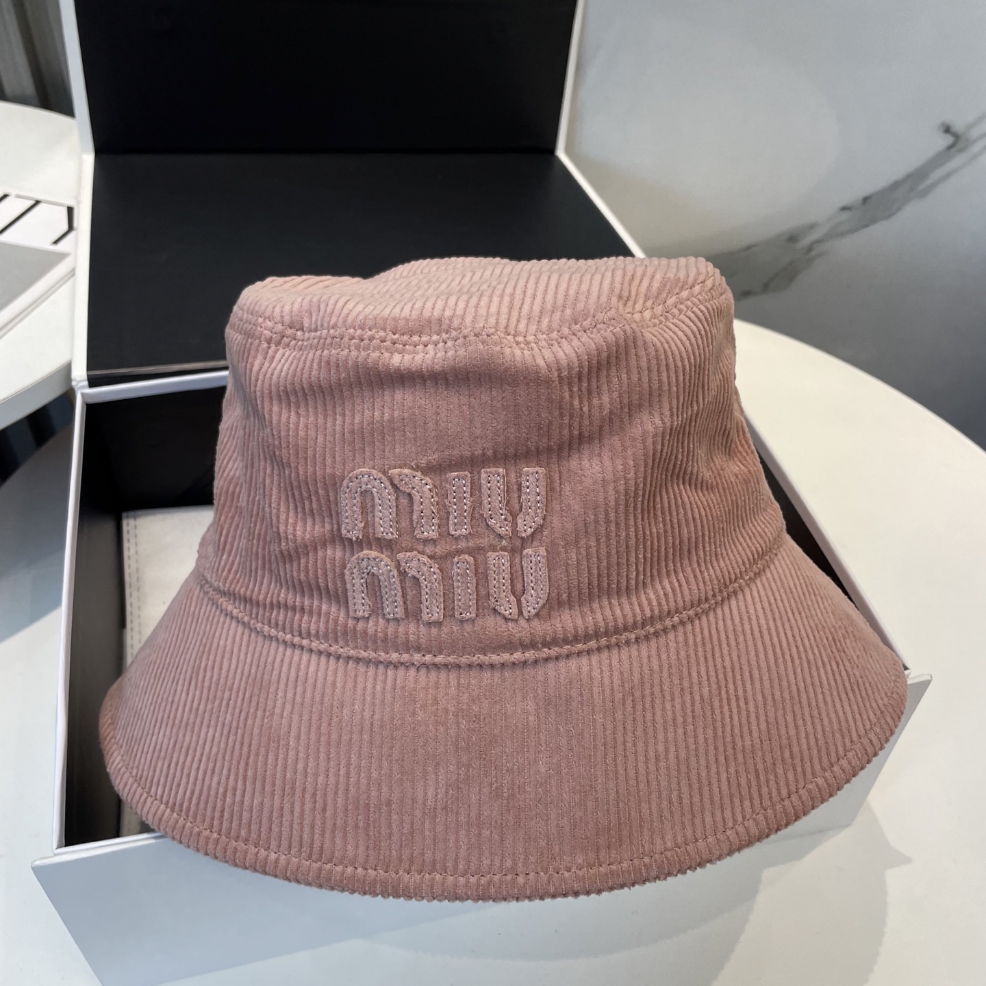 miumiu缪缪限定新款灯芯绒渔夫帽/棒球帽，灯芯绒纹理渔夫
非常耐看的一款渔夫帽~男女同款
日常出门