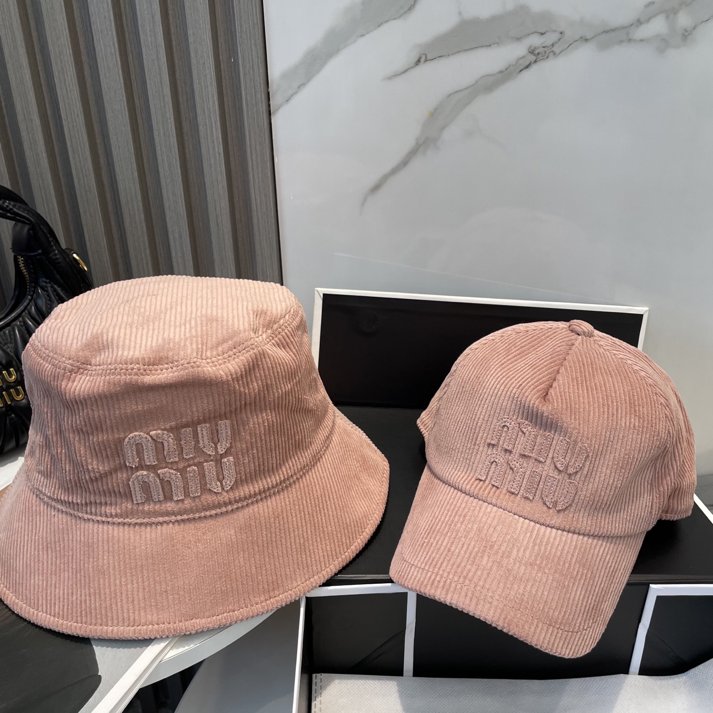  miumiu缪缪限定新款灯芯绒渔夫帽/棒球帽，灯芯绒纹理渔夫
非常耐看的一款渔夫帽~男女同款
日常出门