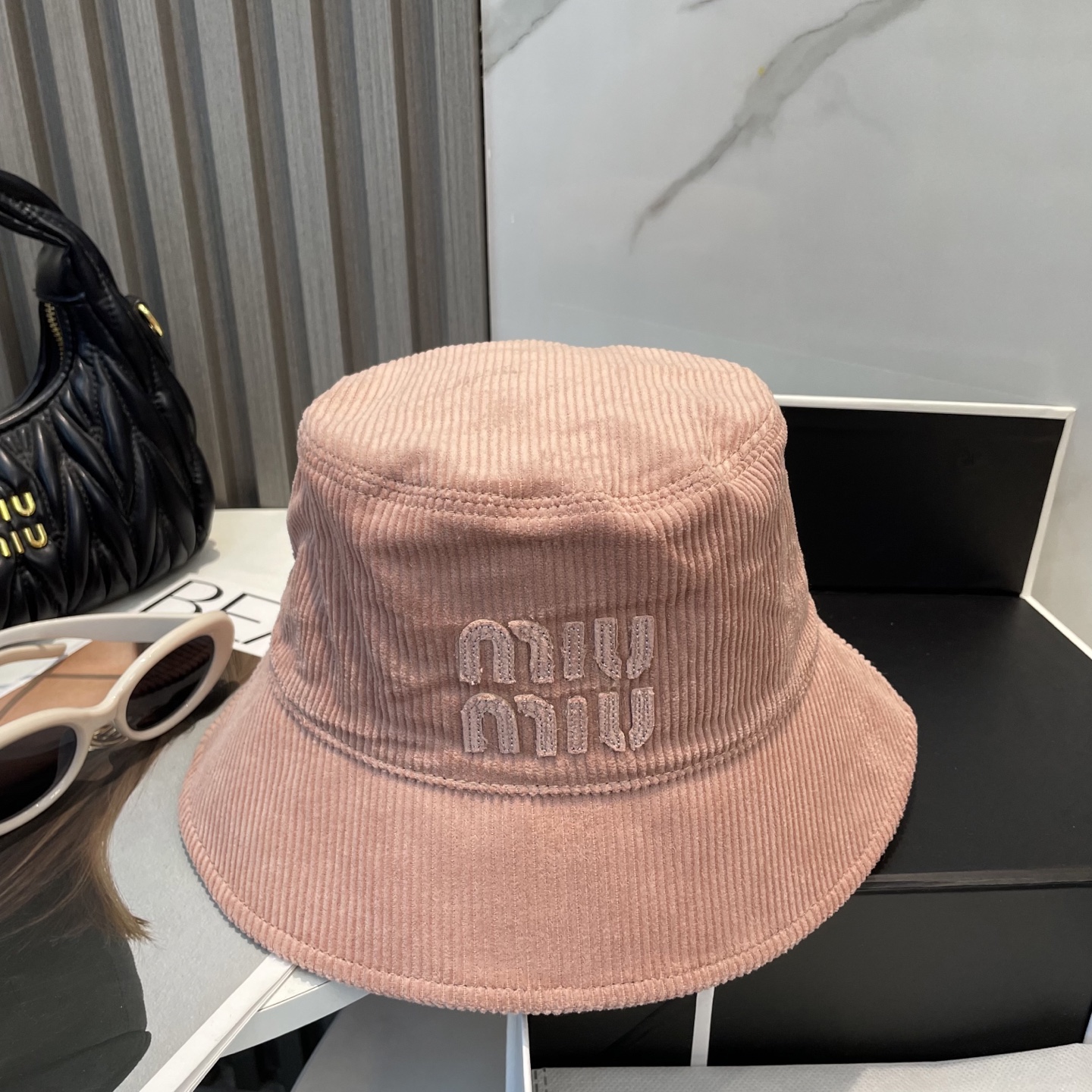  miumiu缪缪限定新款灯芯绒渔夫帽/棒球帽，灯芯绒纹理渔夫
非常耐看的一款渔夫帽~男女同款
日常出门