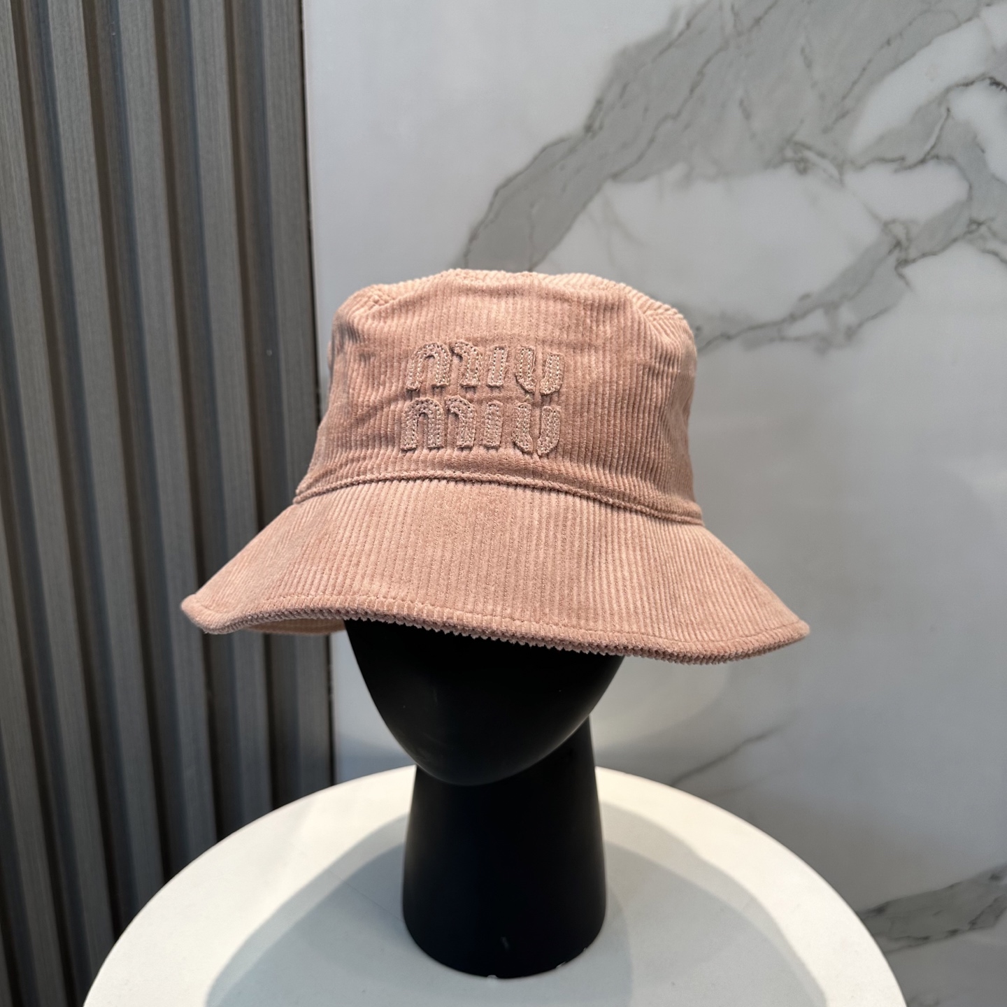  miumiu缪缪限定新款灯芯绒渔夫帽/棒球帽，灯芯绒纹理渔夫
非常耐看的一款渔夫帽~男女同款
日常出门