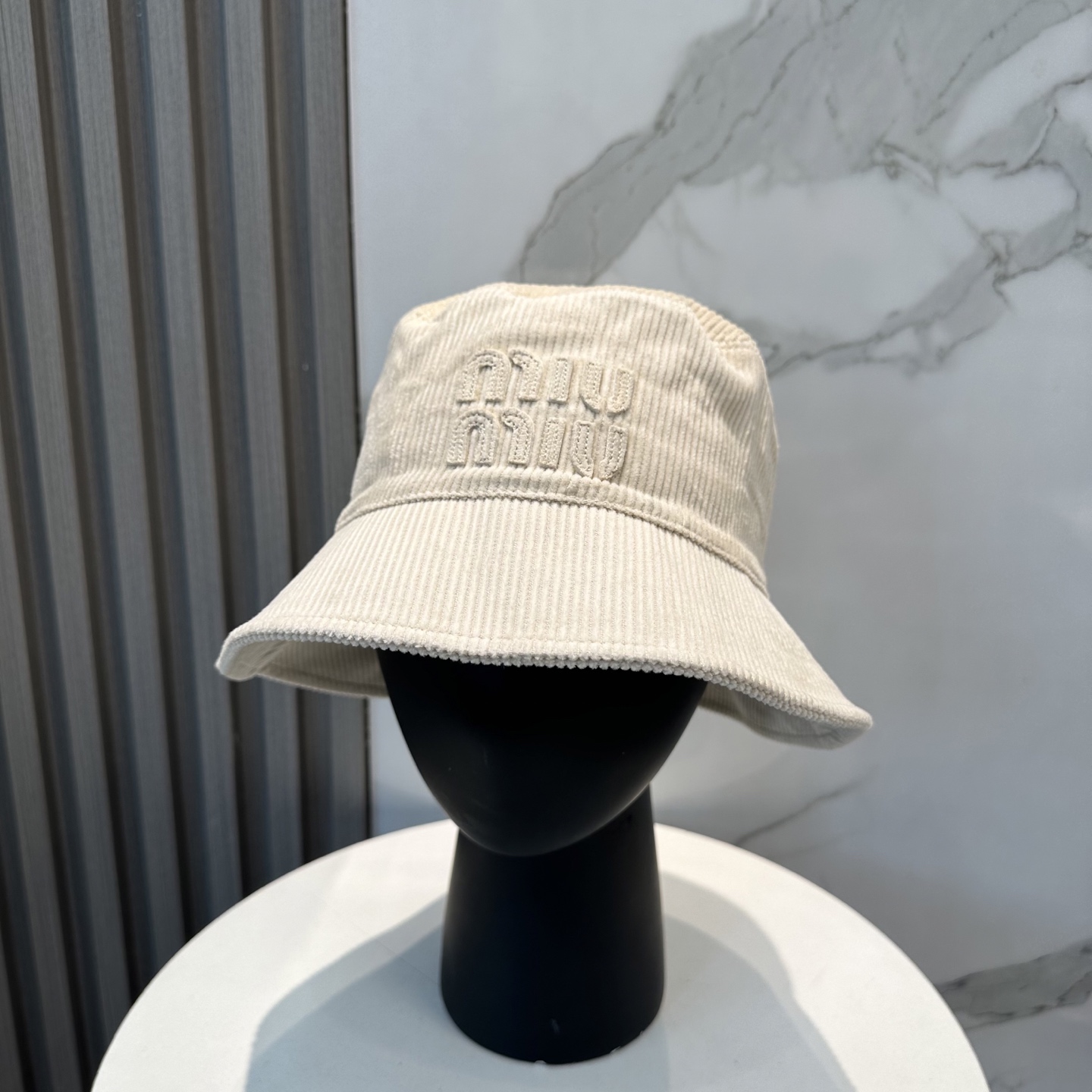  miumiu缪缪限定新款灯芯绒渔夫帽/棒球帽，灯芯绒纹理渔夫
非常耐看的一款渔夫帽~男女同款
日常出门
