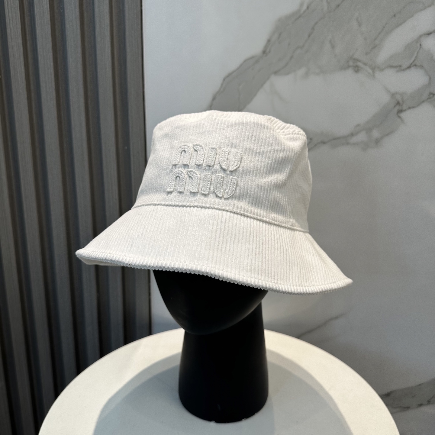  miumiu缪缪限定新款灯芯绒渔夫帽/棒球帽，灯芯绒纹理渔夫
非常耐看的一款渔夫帽~男女同款
日常出门