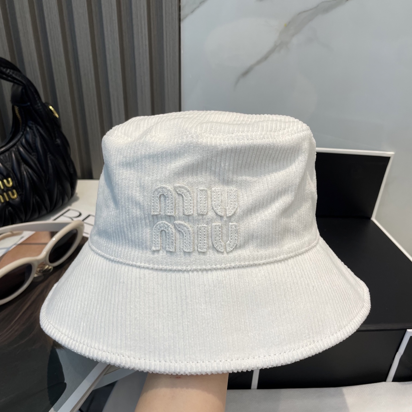  miumiu缪缪限定新款灯芯绒渔夫帽/棒球帽，灯芯绒纹理渔夫
非常耐看的一款渔夫帽~男女同款
日常出门