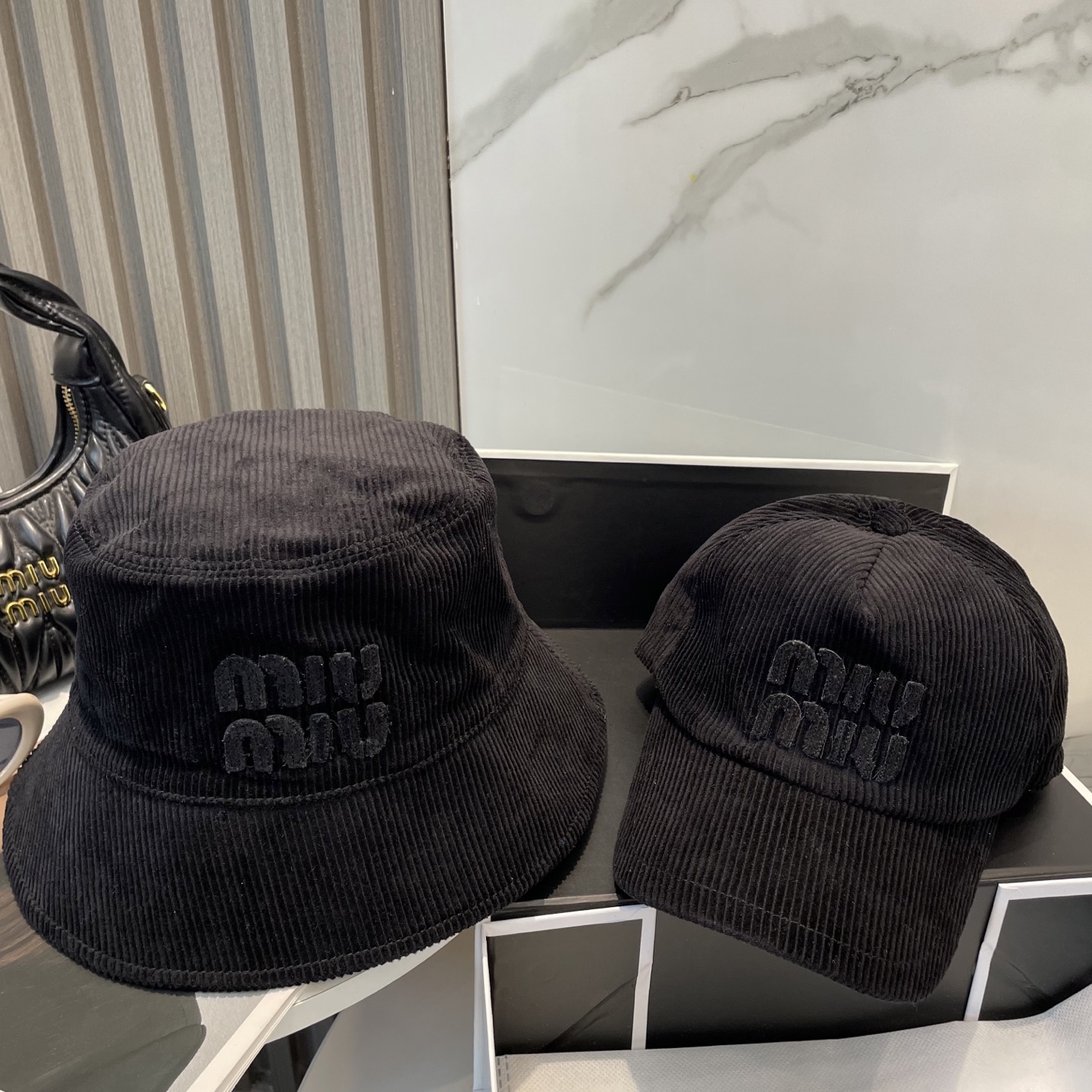  miumiu缪缪限定新款灯芯绒渔夫帽/棒球帽，灯芯绒纹理渔夫
非常耐看的一款渔夫帽~男女同款
日常出门