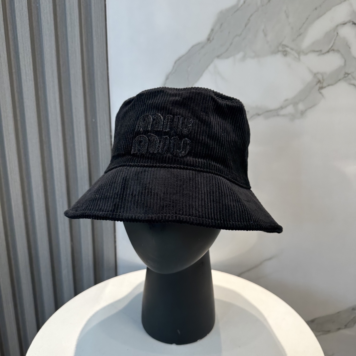  miumiu缪缪限定新款灯芯绒渔夫帽/棒球帽，灯芯绒纹理渔夫
非常耐看的一款渔夫帽~男女同款
日常出门