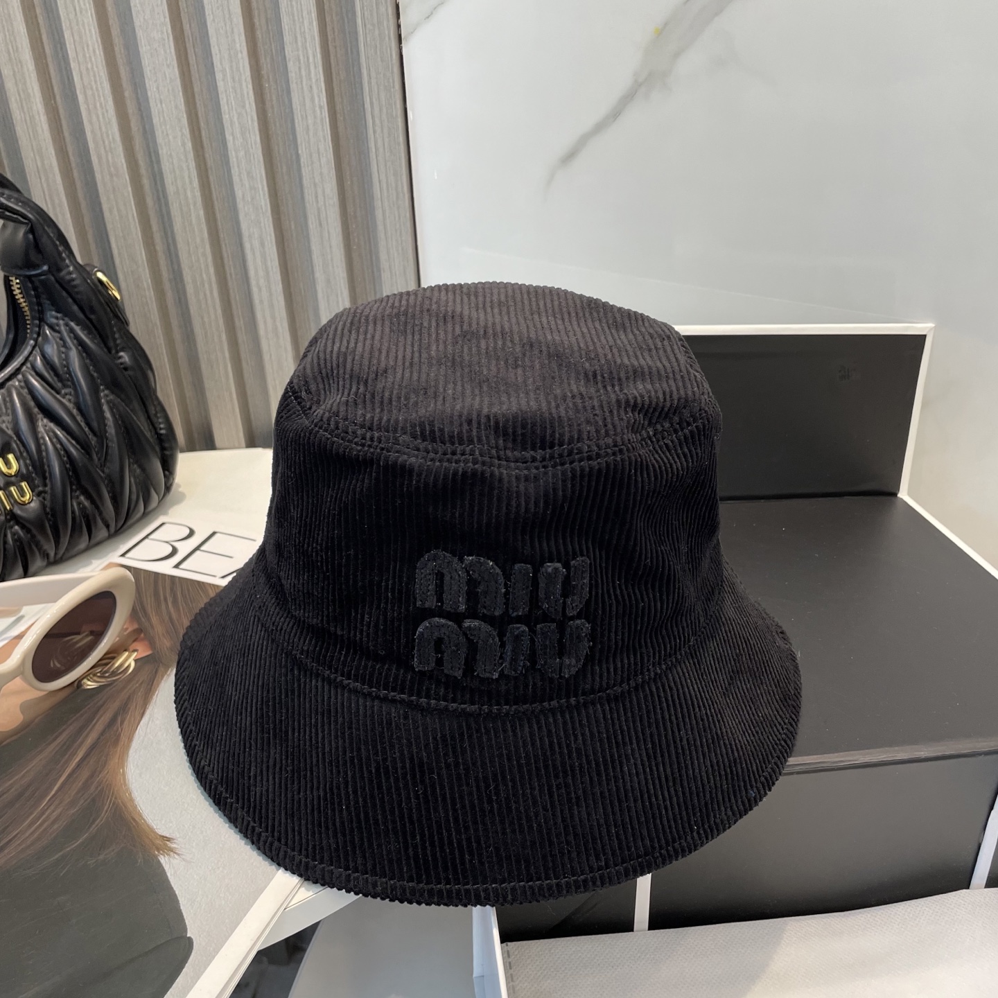  miumiu缪缪限定新款灯芯绒渔夫帽/棒球帽，灯芯绒纹理渔夫
非常耐看的一款渔夫帽~男女同款
日常出门