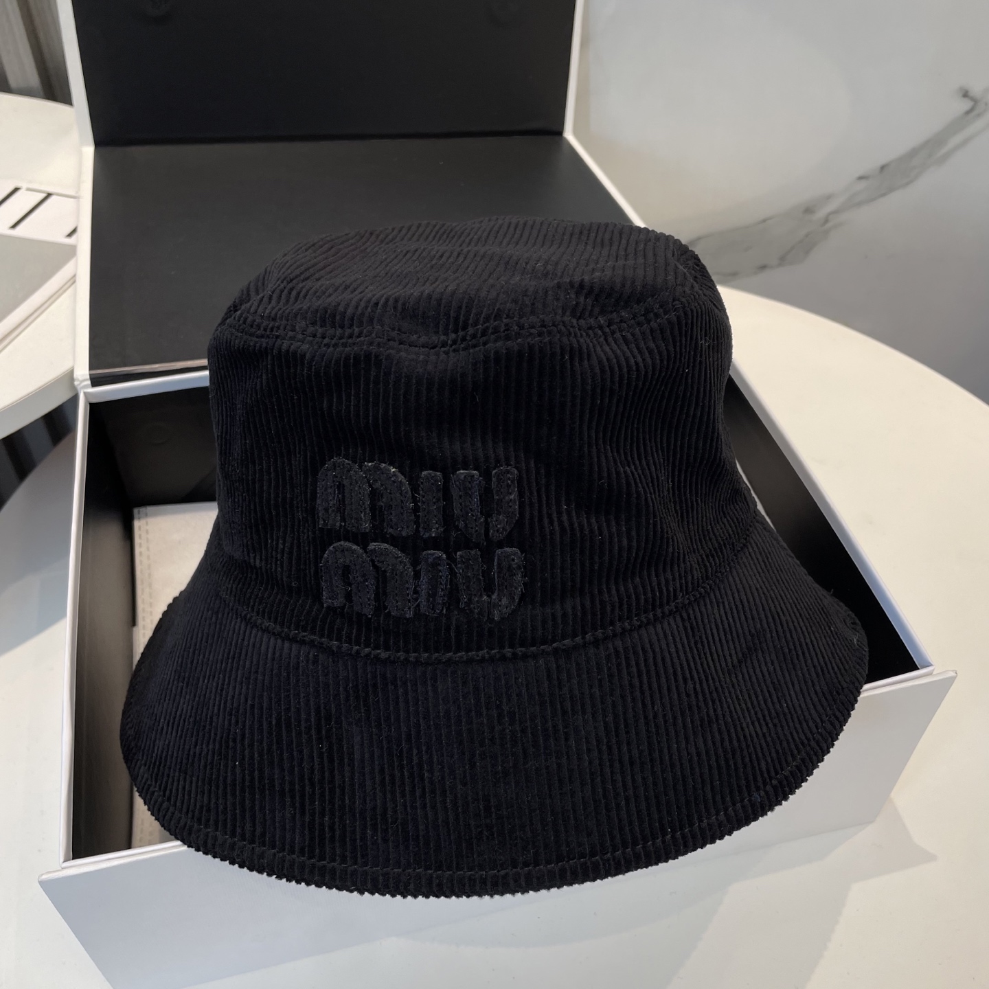  miumiu缪缪限定新款灯芯绒渔夫帽/棒球帽，灯芯绒纹理渔夫
非常耐看的一款渔夫帽~男女同款
日常出门