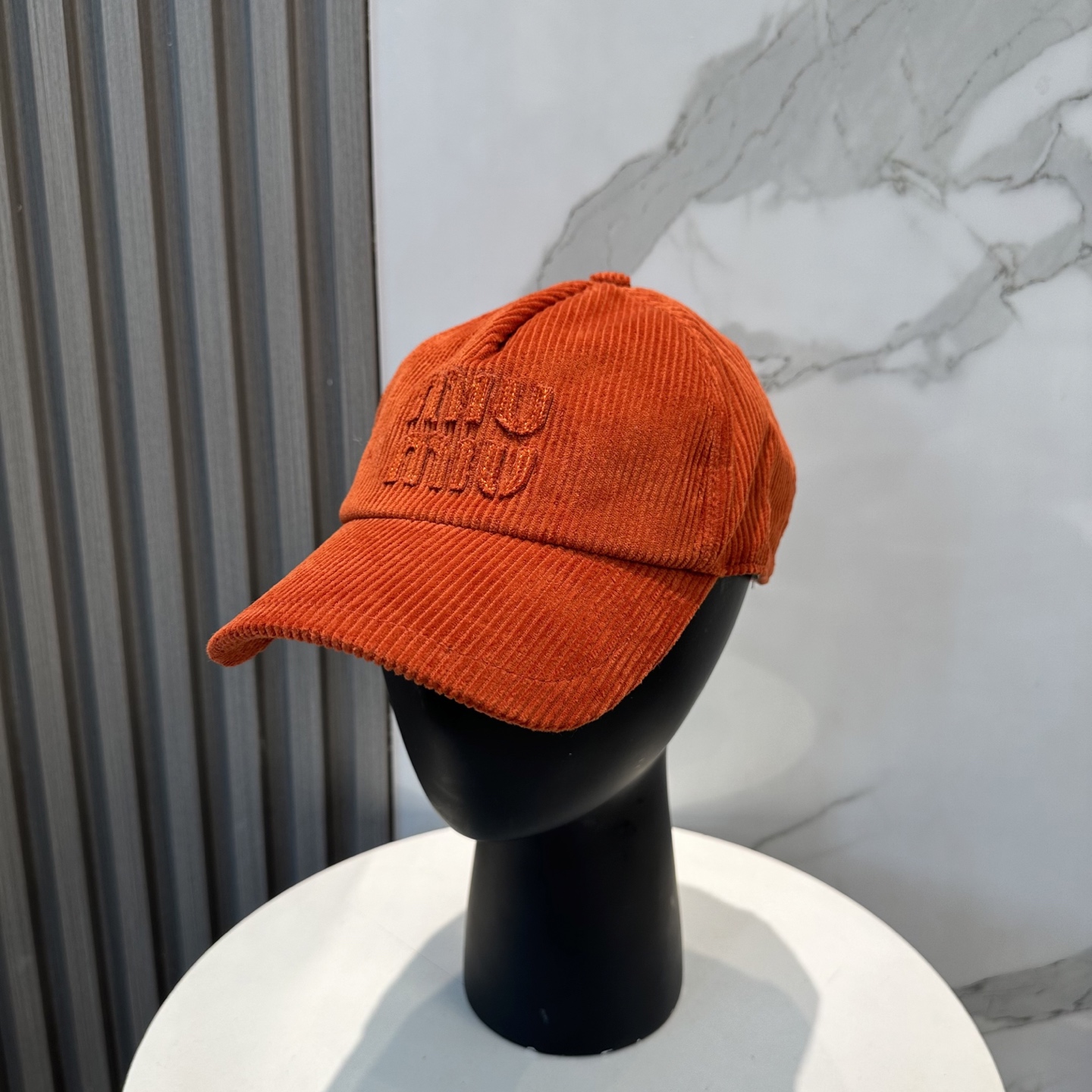  miumiu缪缪限定新款灯芯绒棒球帽，灯芯绒纹理鸭舌帽
非常耐看的一款棒球帽🧢~男女同款
日常出门 自