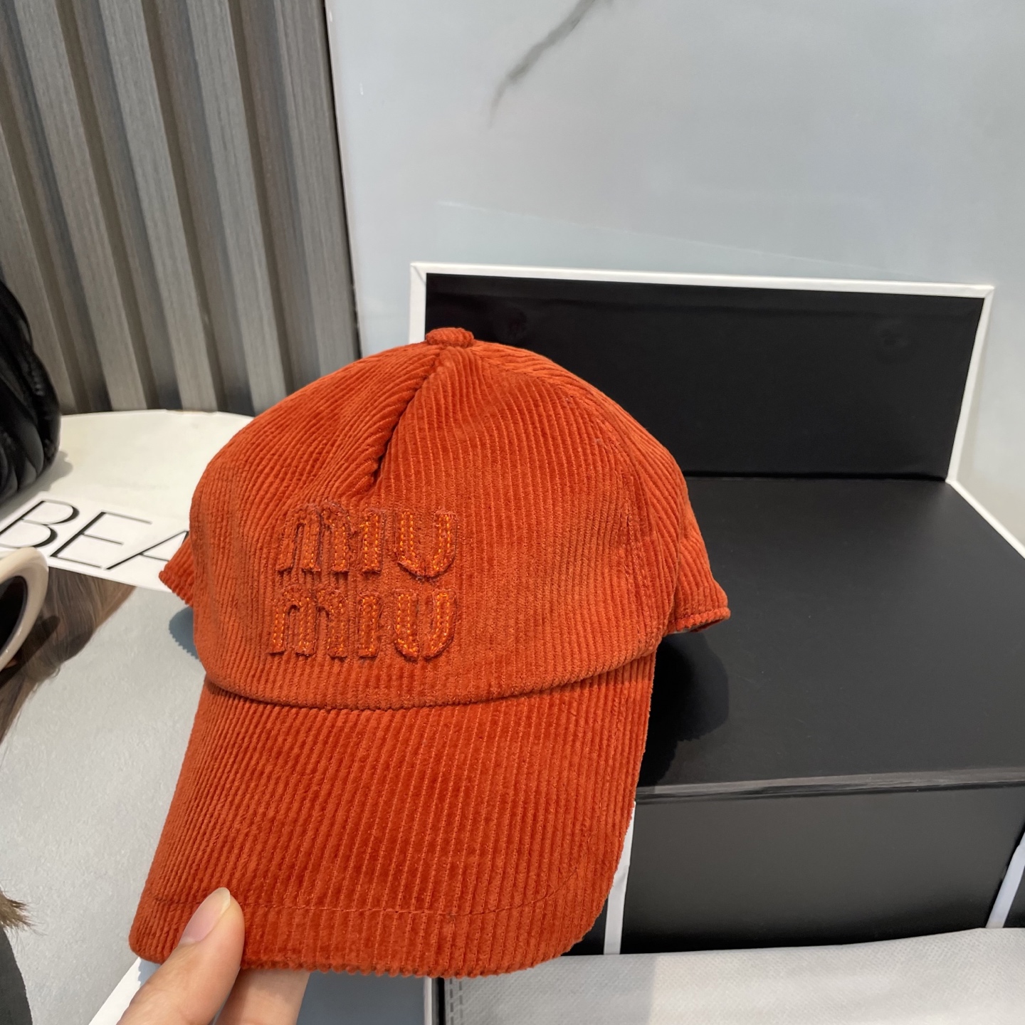  miumiu缪缪限定新款灯芯绒棒球帽，灯芯绒纹理鸭舌帽
非常耐看的一款棒球帽🧢~男女同款
日常出门 自