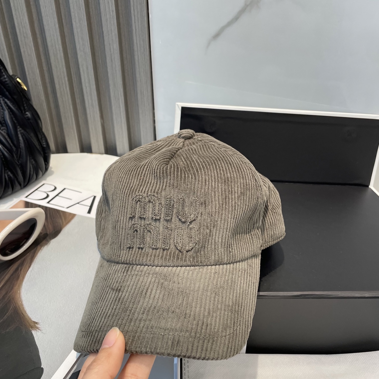  miumiu缪缪限定新款灯芯绒棒球帽，灯芯绒纹理鸭舌帽
非常耐看的一款棒球帽🧢~男女同款
日常出门 自