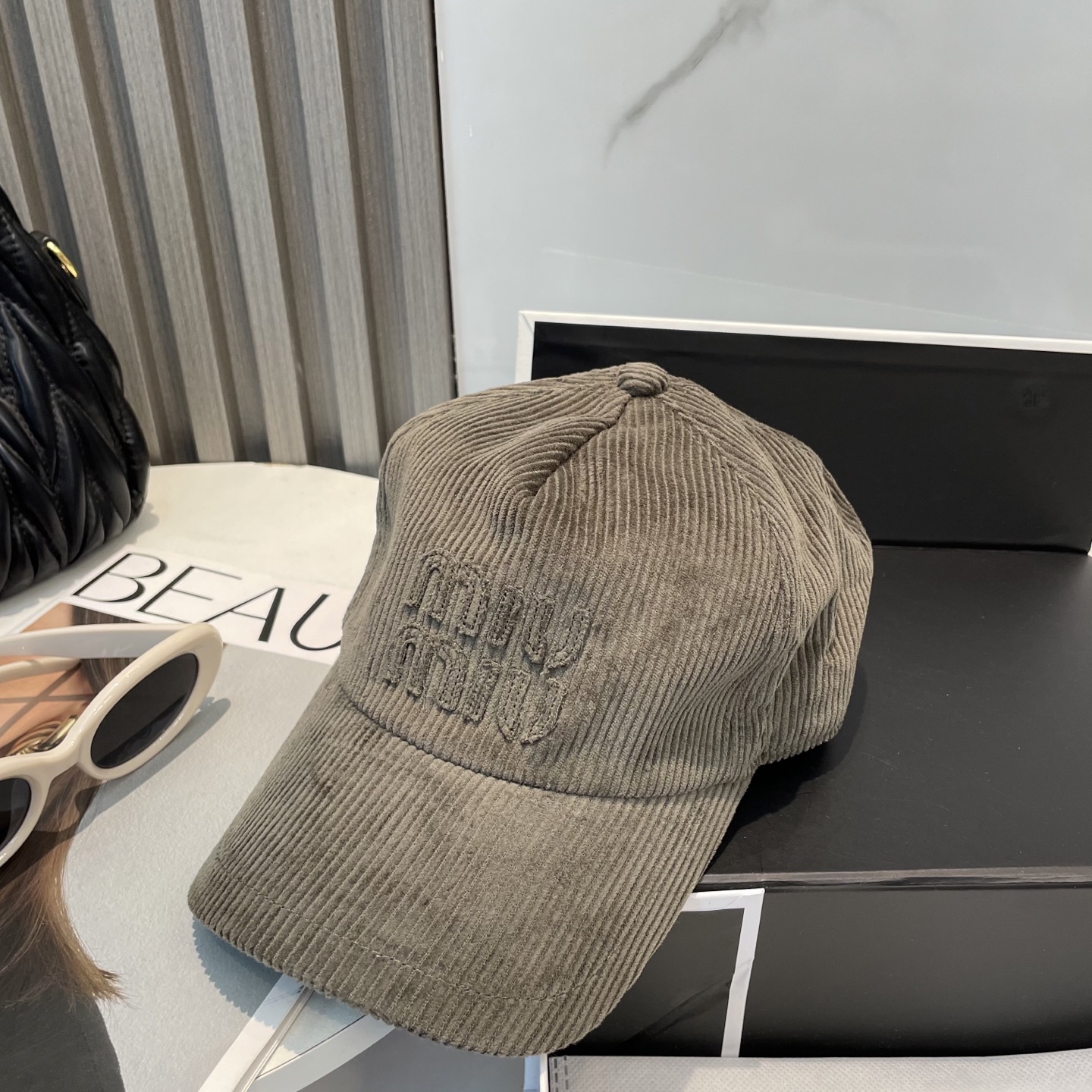  miumiu缪缪限定新款灯芯绒棒球帽，灯芯绒纹理鸭舌帽
非常耐看的一款棒球帽🧢~男女同款
日常出门 自