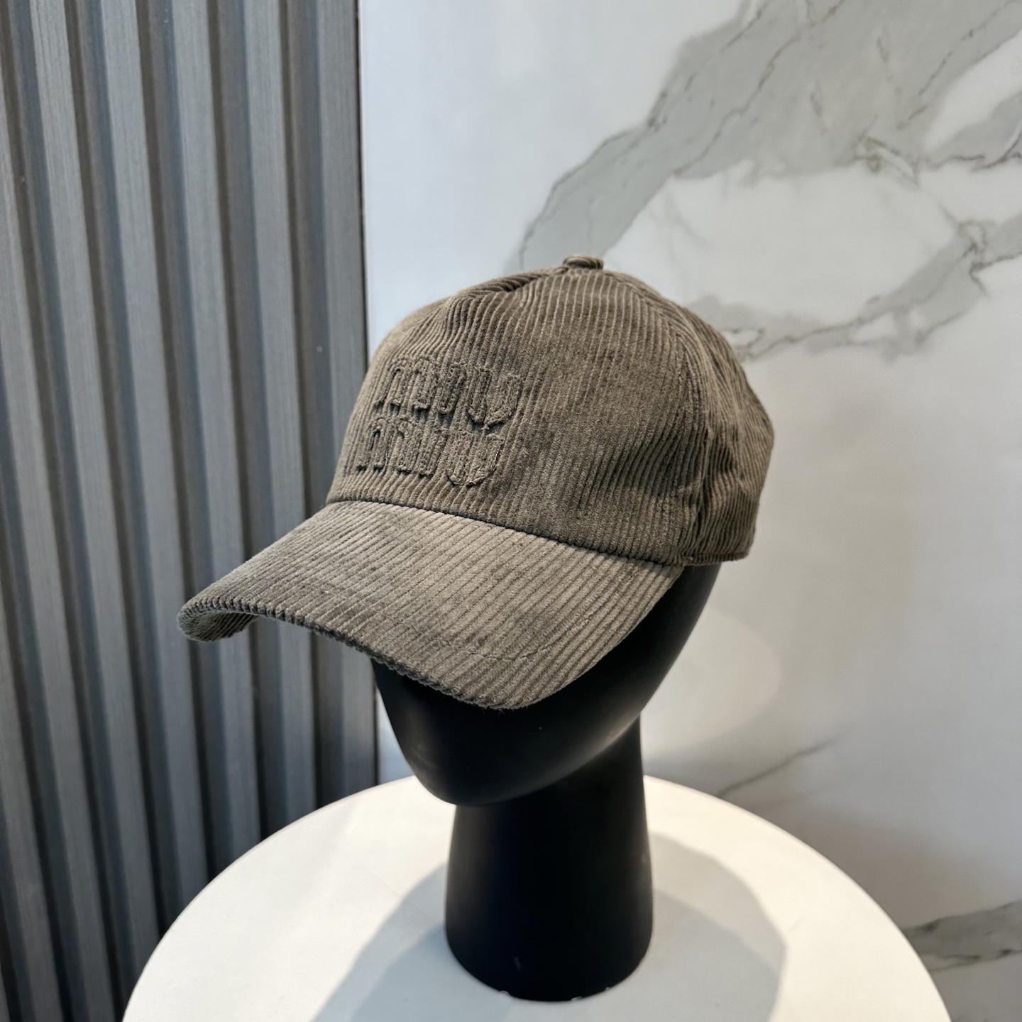  miumiu缪缪限定新款灯芯绒棒球帽，灯芯绒纹理鸭舌帽
非常耐看的一款棒球帽🧢~男女同款
日常出门 自