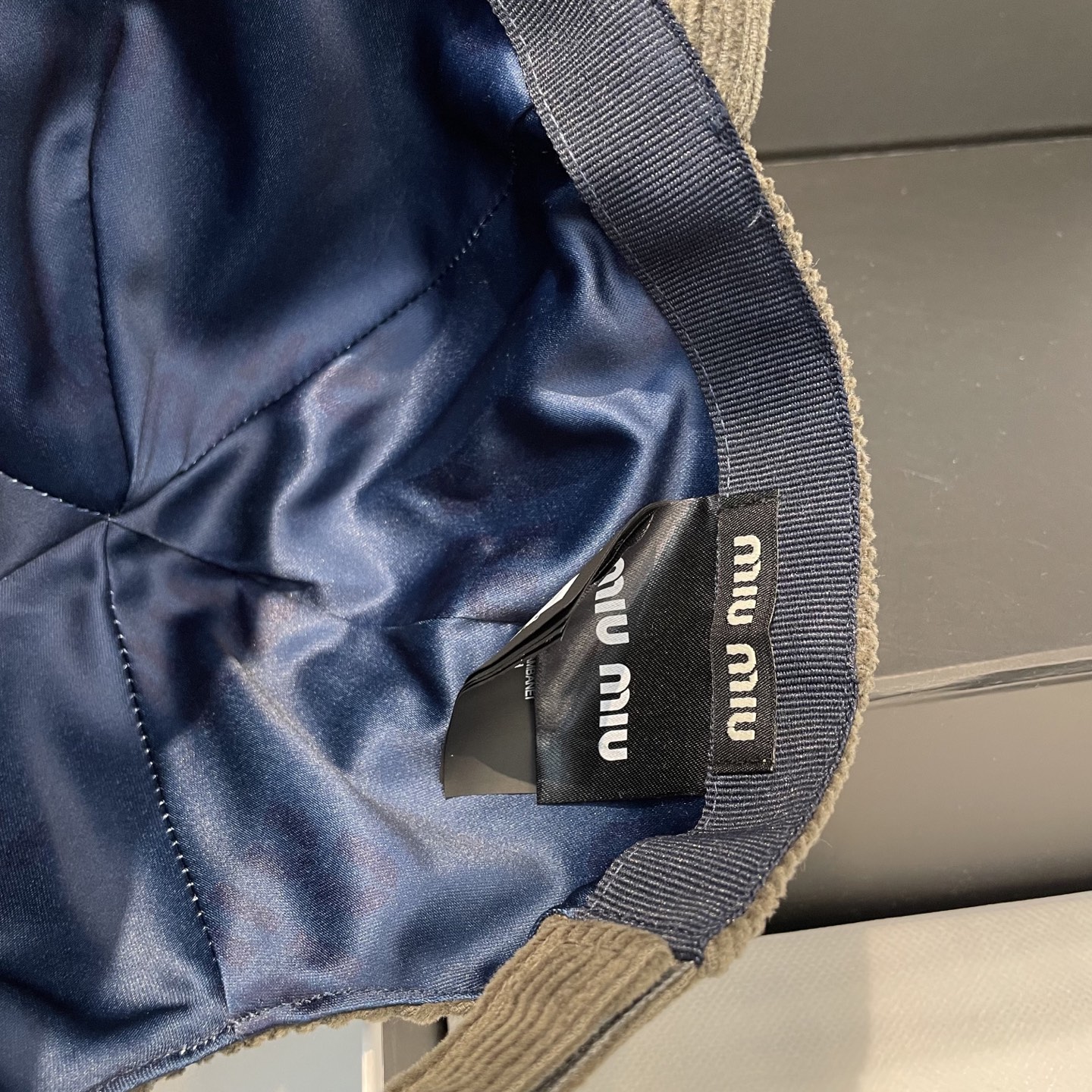  miumiu缪缪限定新款灯芯绒棒球帽，灯芯绒纹理鸭舌帽
非常耐看的一款棒球帽🧢~男女同款
日常出门 自