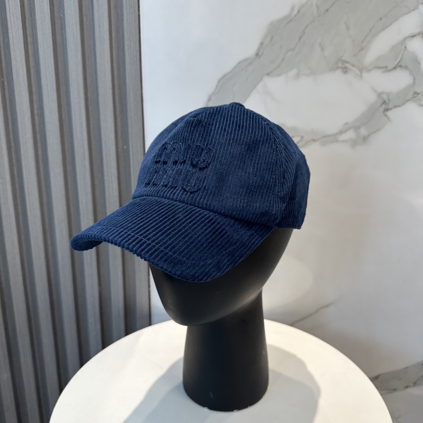  miumiu缪缪限定新款灯芯绒棒球帽，灯芯绒纹理鸭舌帽
非常耐看的一款棒球帽🧢~男女同款
日常出门 自