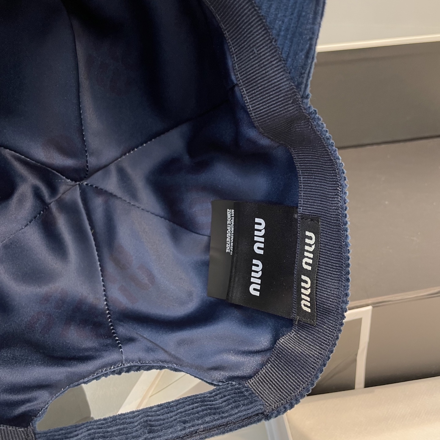  miumiu缪缪限定新款灯芯绒棒球帽，灯芯绒纹理鸭舌帽
非常耐看的一款棒球帽🧢~男女同款
日常出门 自