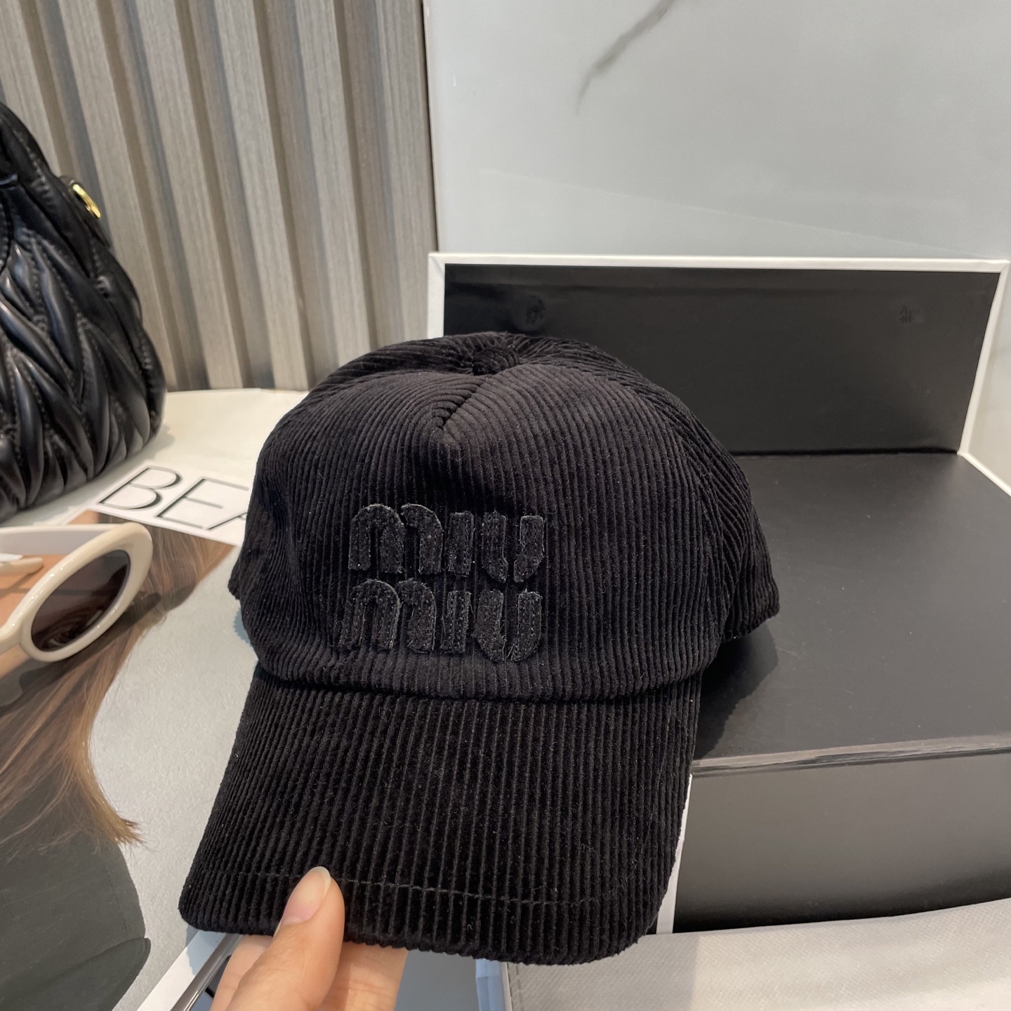  miumiu缪缪限定新款灯芯绒棒球帽，灯芯绒纹理鸭舌帽
非常耐看的一款棒球帽🧢~男女同款
日常出门 自