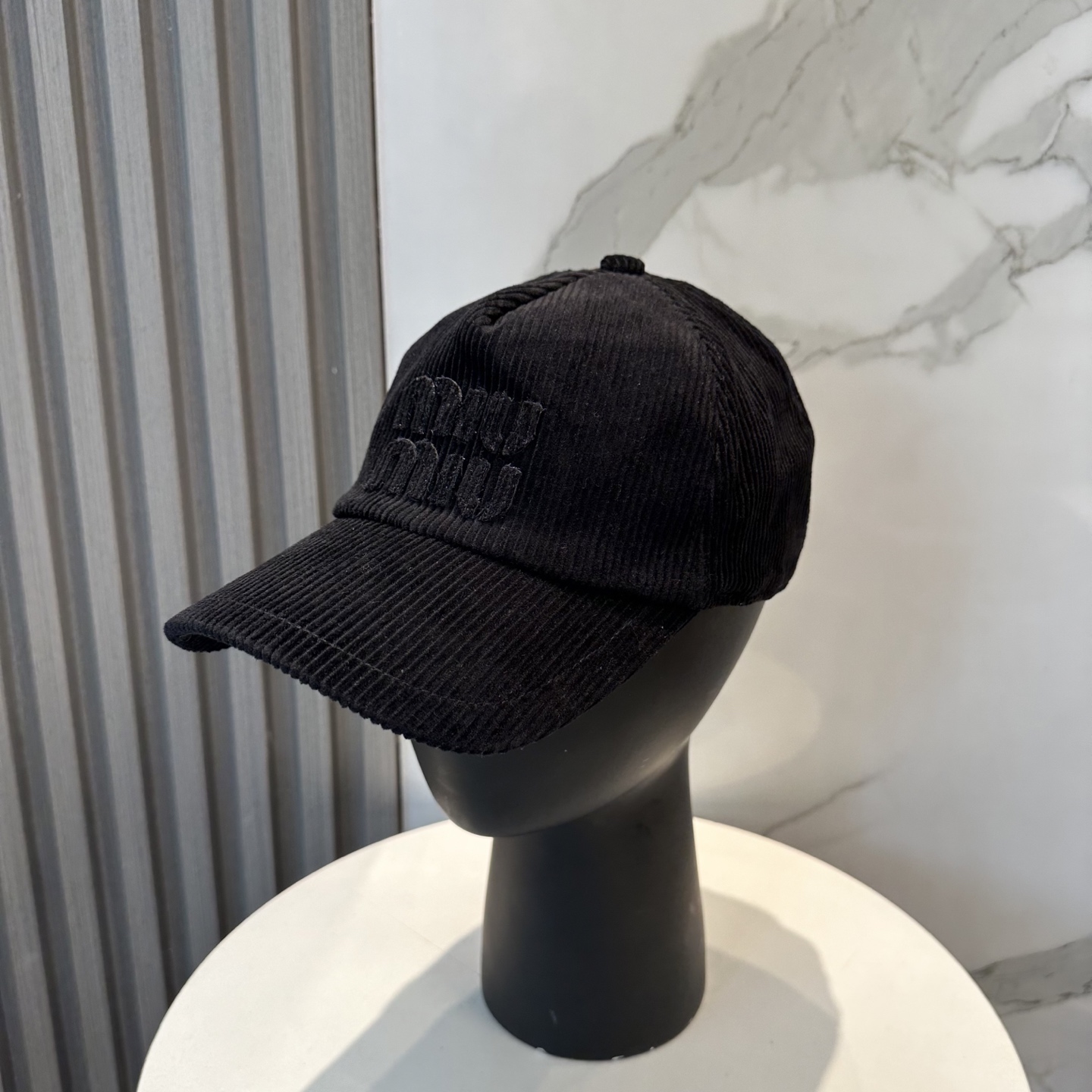  miumiu缪缪限定新款灯芯绒棒球帽，灯芯绒纹理鸭舌帽
非常耐看的一款棒球帽🧢~男女同款
日常出门 自