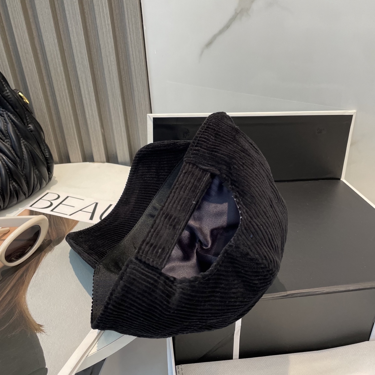  miumiu缪缪限定新款灯芯绒棒球帽，灯芯绒纹理鸭舌帽
非常耐看的一款棒球帽🧢~男女同款
日常出门 自