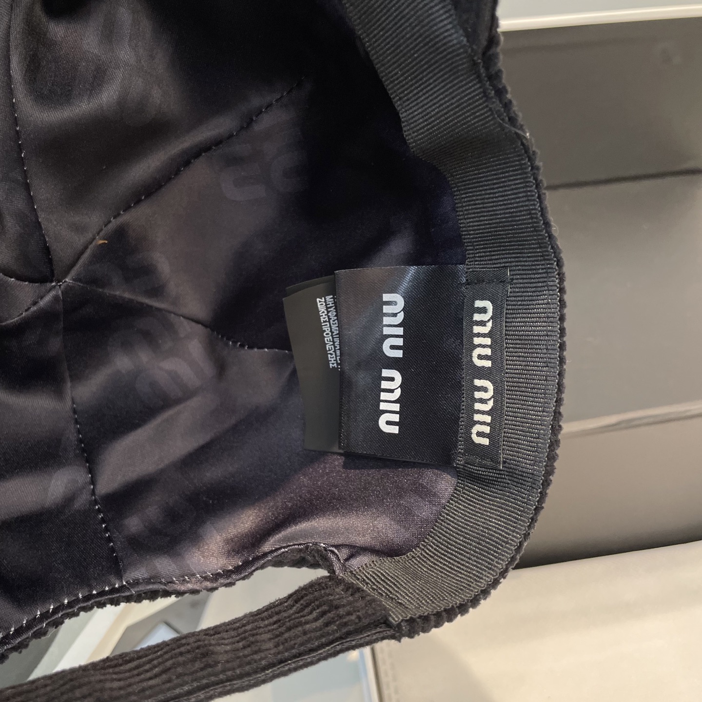  miumiu缪缪限定新款灯芯绒棒球帽，灯芯绒纹理鸭舌帽
非常耐看的一款棒球帽🧢~男女同款
日常出门 自
