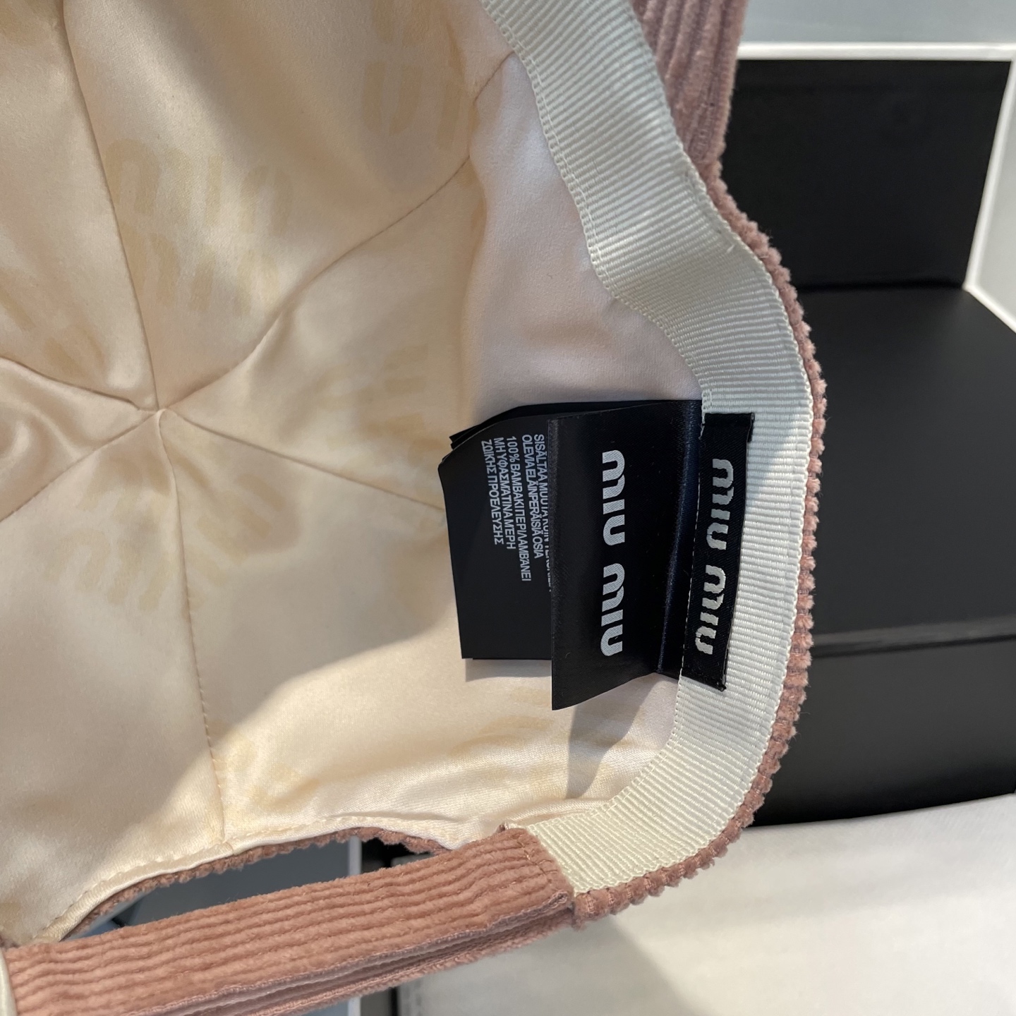  miumiu缪缪限定新款灯芯绒棒球帽，灯芯绒纹理鸭舌帽
非常耐看的一款棒球帽🧢~男女同款
日常出门 自