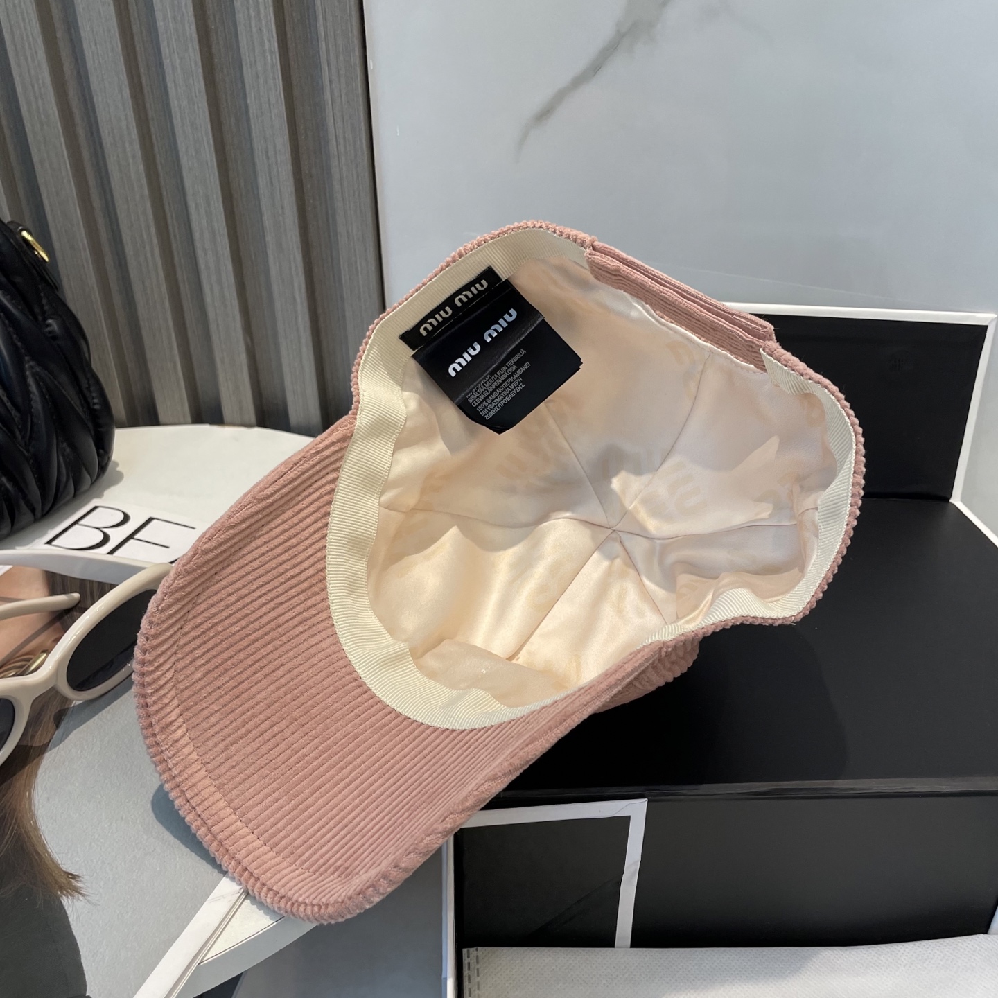  miumiu缪缪限定新款灯芯绒棒球帽，灯芯绒纹理鸭舌帽
非常耐看的一款棒球帽🧢~男女同款
日常出门 自