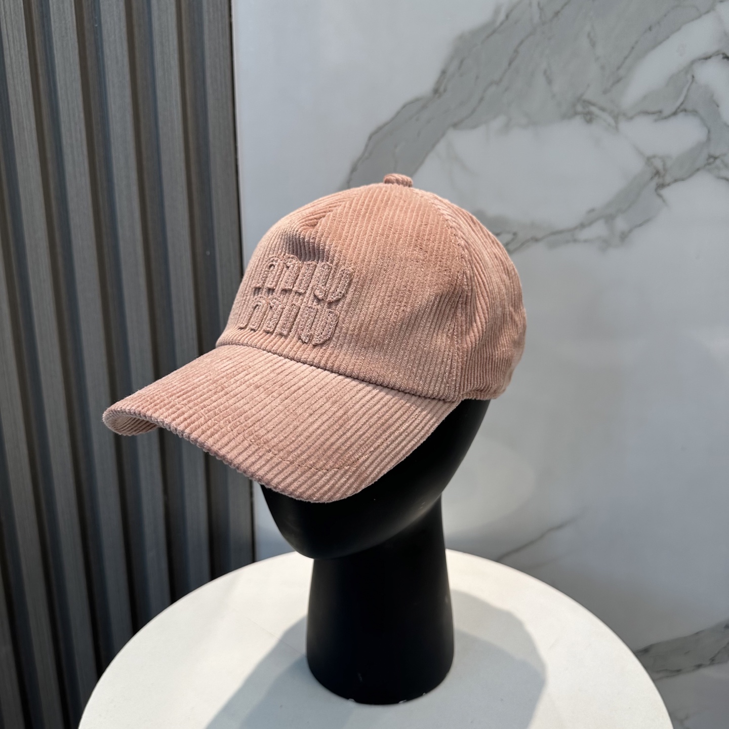  miumiu缪缪限定新款灯芯绒棒球帽，灯芯绒纹理鸭舌帽
非常耐看的一款棒球帽🧢~男女同款
日常出门 自