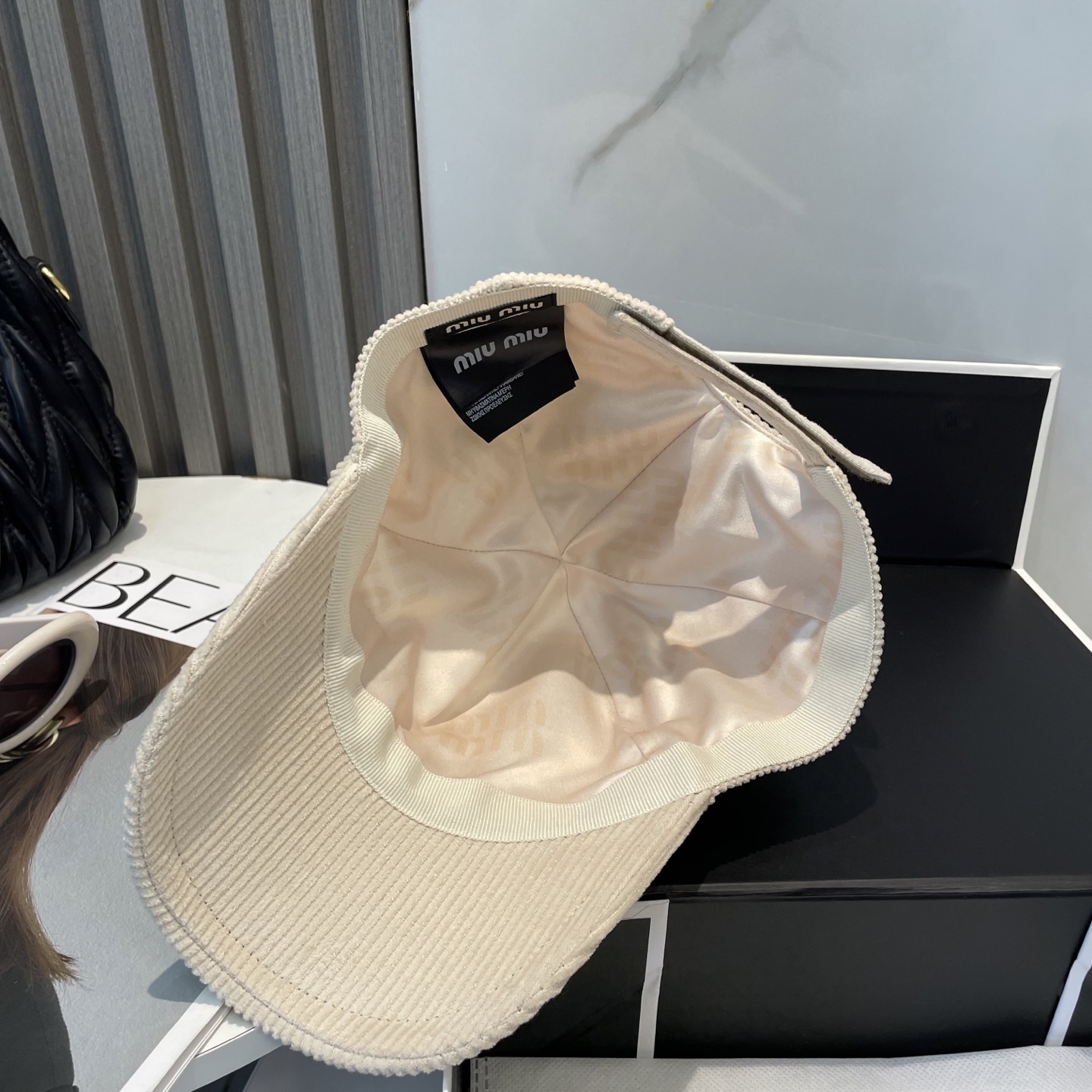  miumiu缪缪限定新款灯芯绒棒球帽，灯芯绒纹理鸭舌帽
非常耐看的一款棒球帽🧢~男女同款
日常出门 自