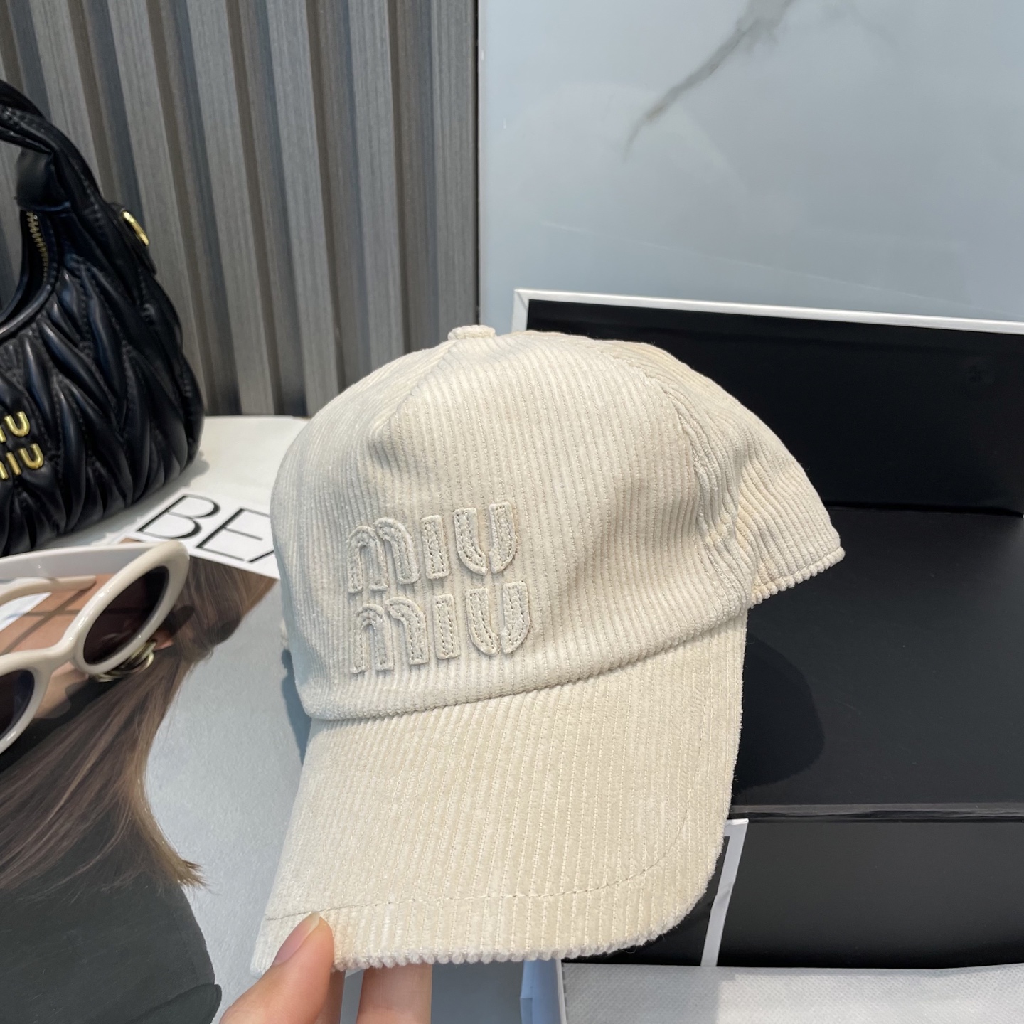  miumiu缪缪限定新款灯芯绒棒球帽，灯芯绒纹理鸭舌帽
非常耐看的一款棒球帽🧢~男女同款
日常出门 自