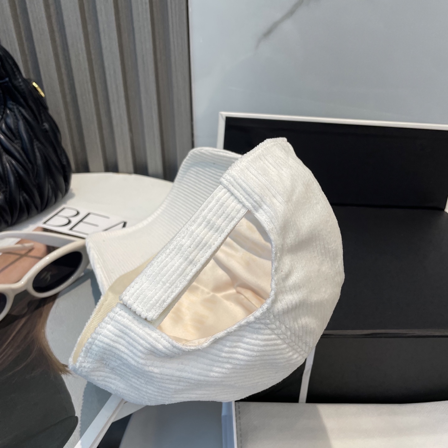  miumiu缪缪限定新款灯芯绒棒球帽，灯芯绒纹理鸭舌帽
非常耐看的一款棒球帽🧢~男女同款
日常出门 自