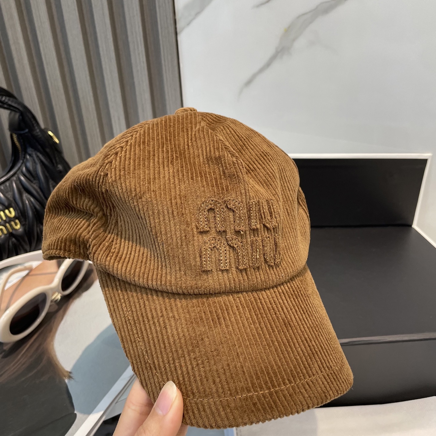  miumiu缪缪限定新款灯芯绒棒球帽，灯芯绒纹理鸭舌帽
非常耐看的一款棒球帽🧢~男女同款
日常出门 自