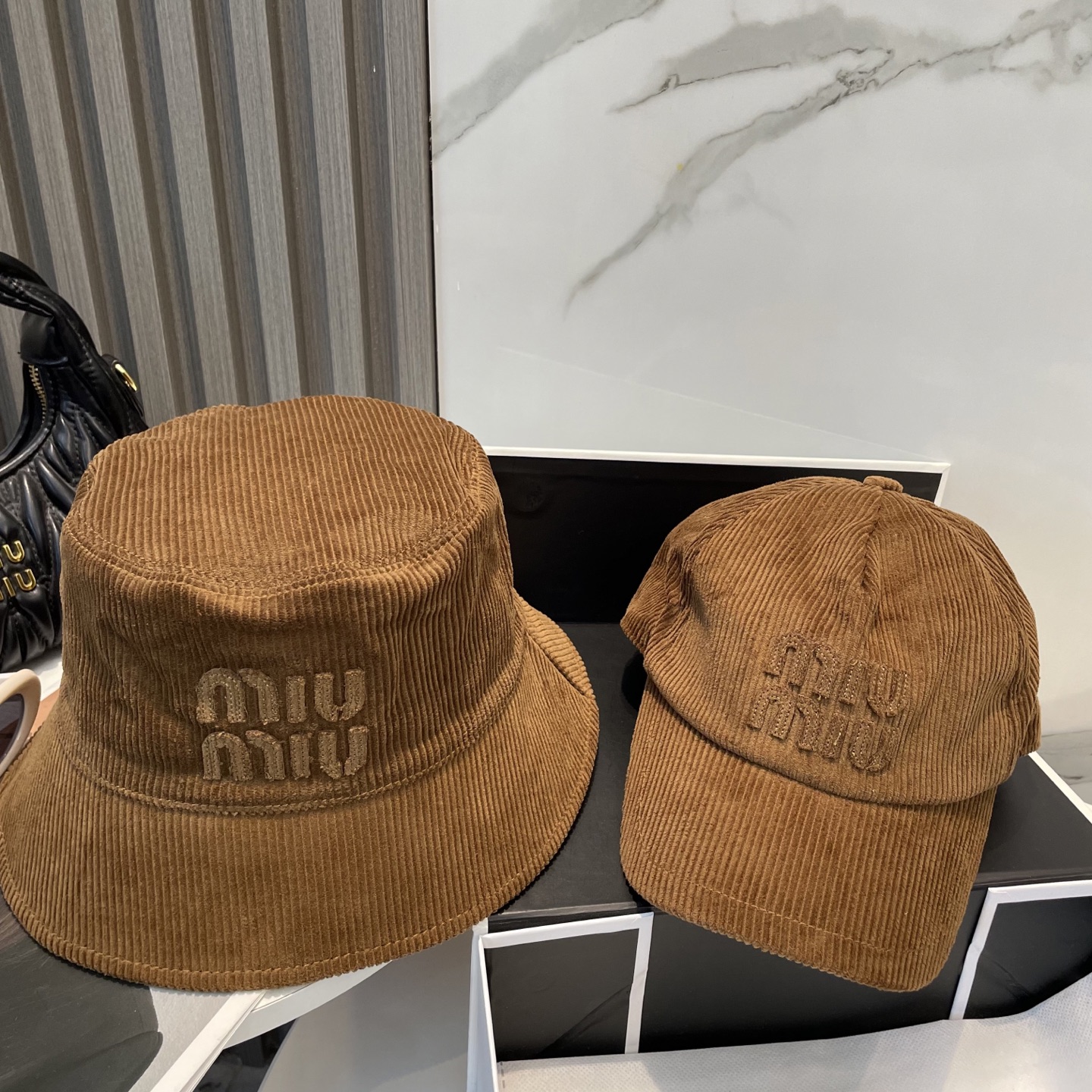  miumiu缪缪限定新款灯芯绒棒球帽，灯芯绒纹理鸭舌帽
非常耐看的一款棒球帽🧢~男女同款
日常出门 自