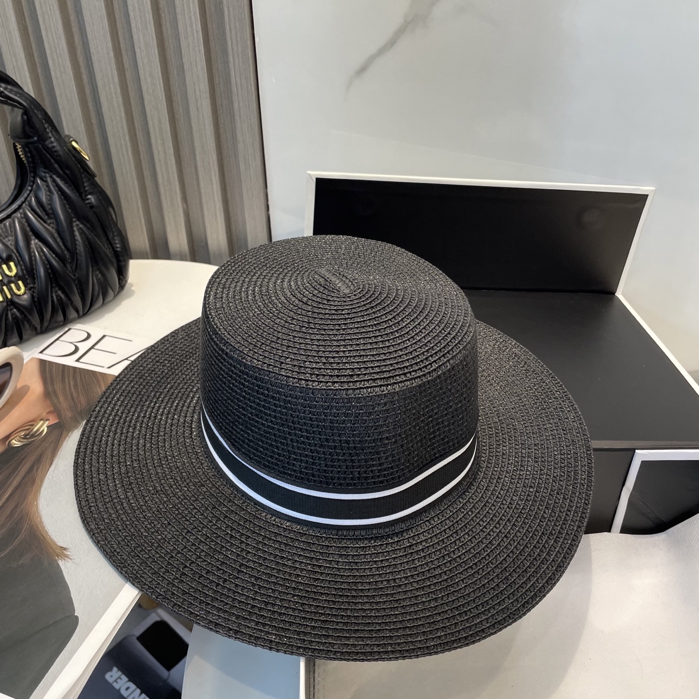 
缪缪miumiu新款平顶草帽，高级定制，名媛风，细节待上，夏季防晒防紫外线，出行必备，百搭好看