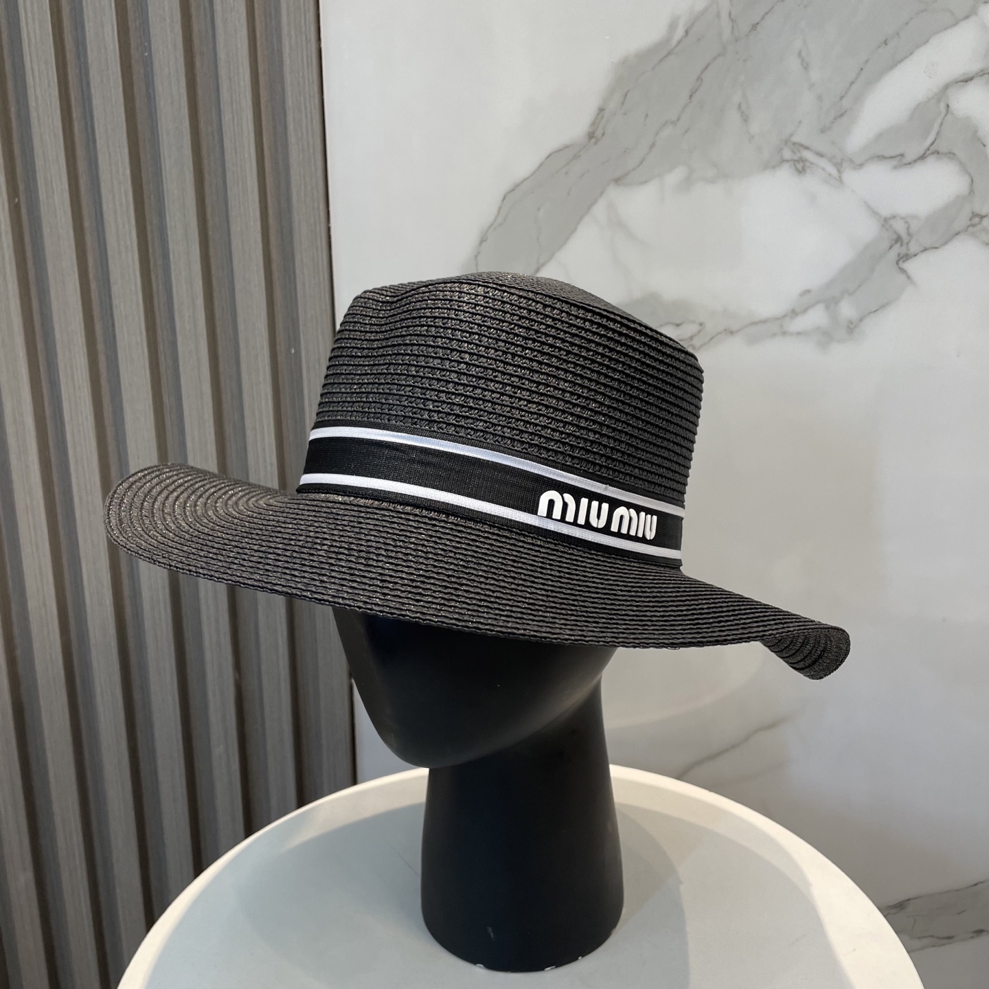 
缪缪miumiu新款平顶草帽，高级定制，名媛风，细节待上，夏季防晒防紫外线，出行必备，百搭好看