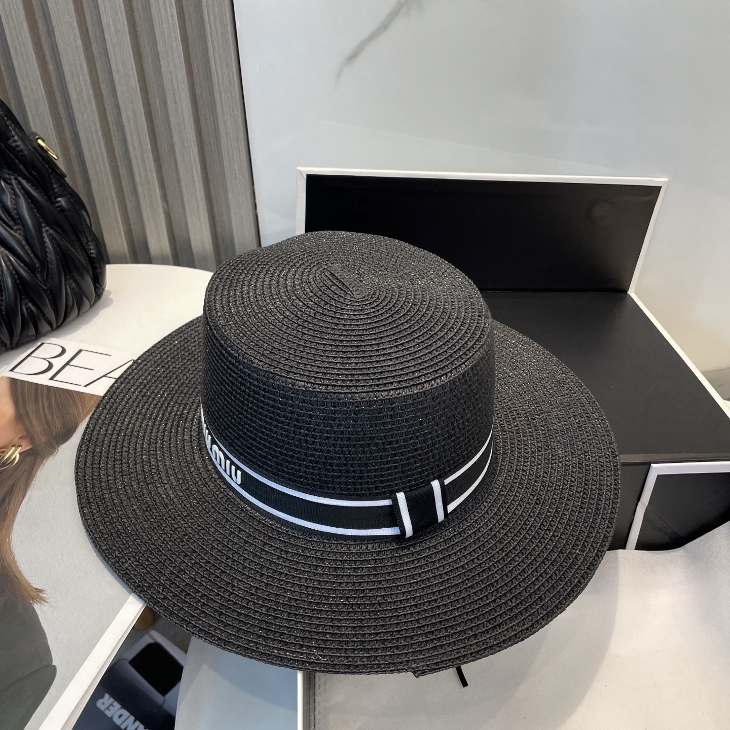 
缪缪miumiu新款平顶草帽，高级定制，名媛风，细节待上，夏季防晒防紫外线，出行必备，百搭好看
