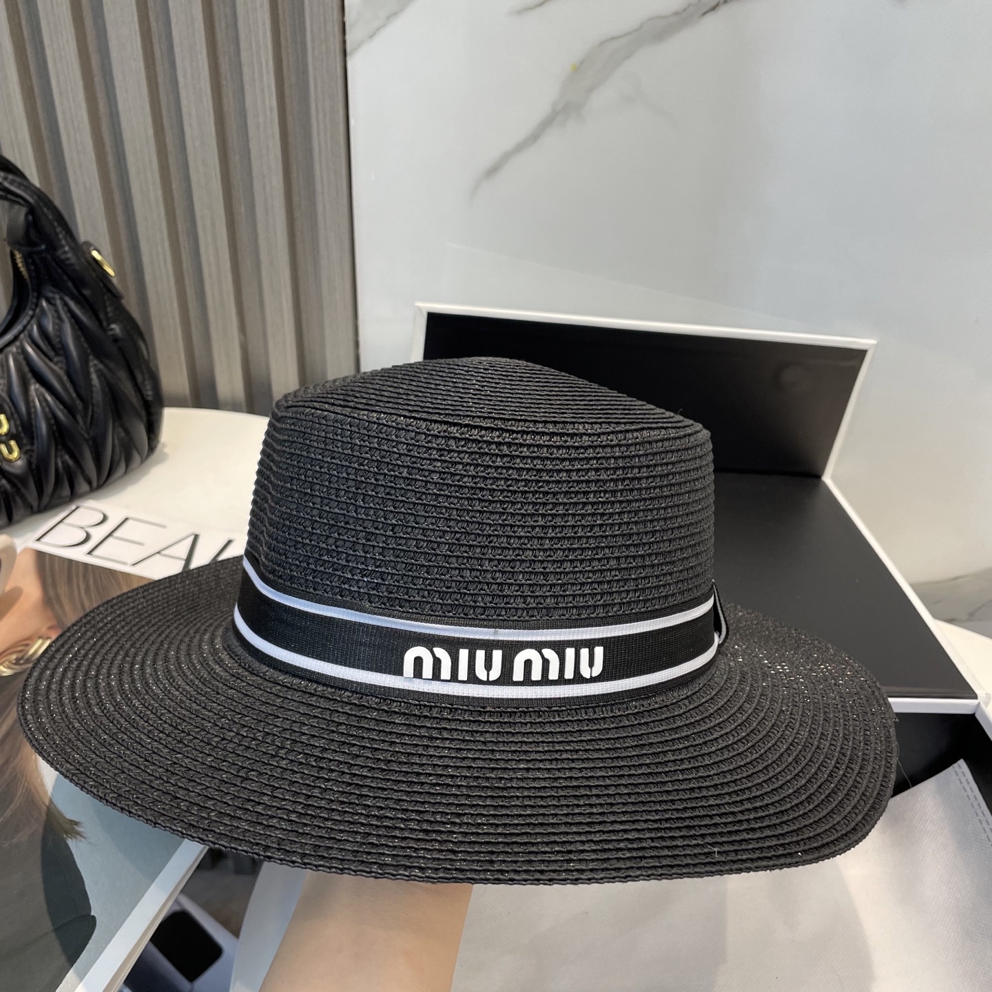 
缪缪miumiu新款平顶草帽，高级定制，名媛风，细节待上，夏季防晒防紫外线，出行必备，百搭好看
