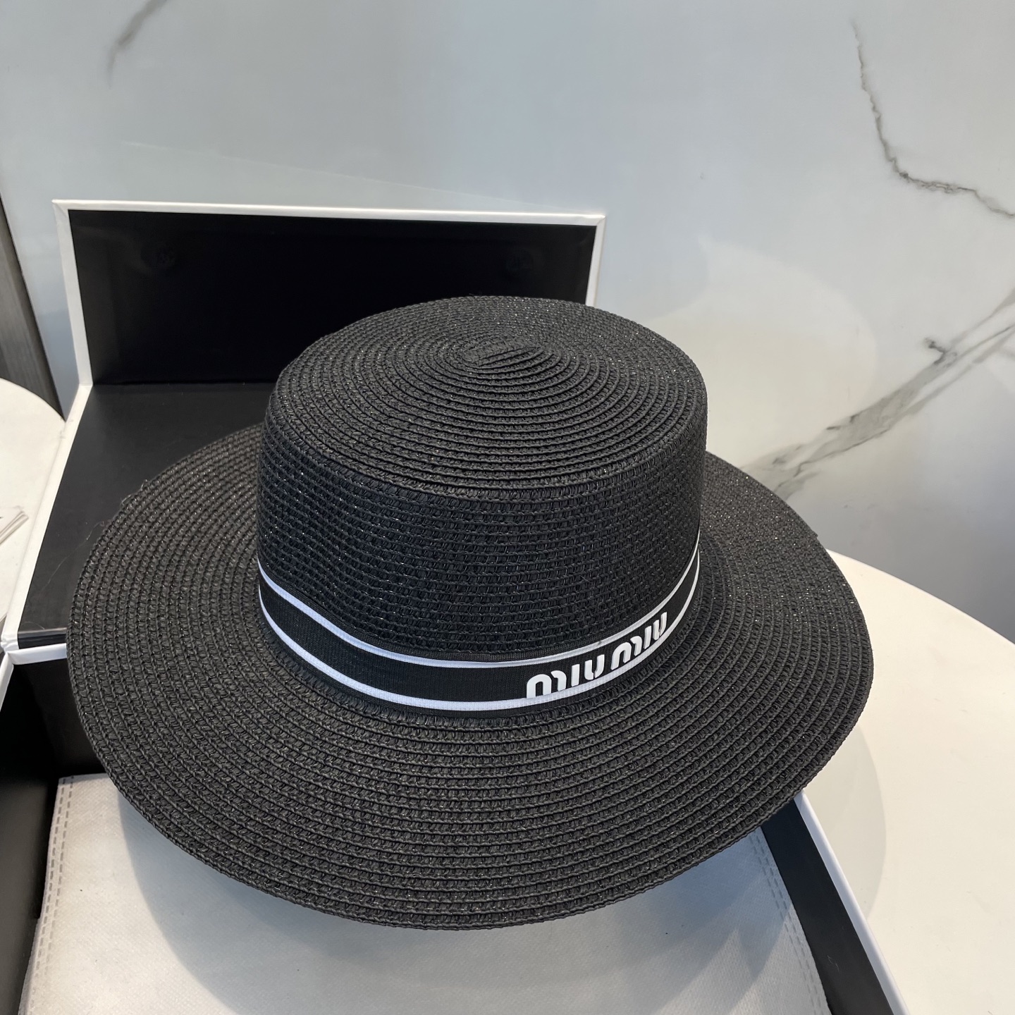 
缪缪miumiu新款平顶草帽，高级定制，名媛风，细节待上，夏季防晒防紫外线，出行必备，百搭好看