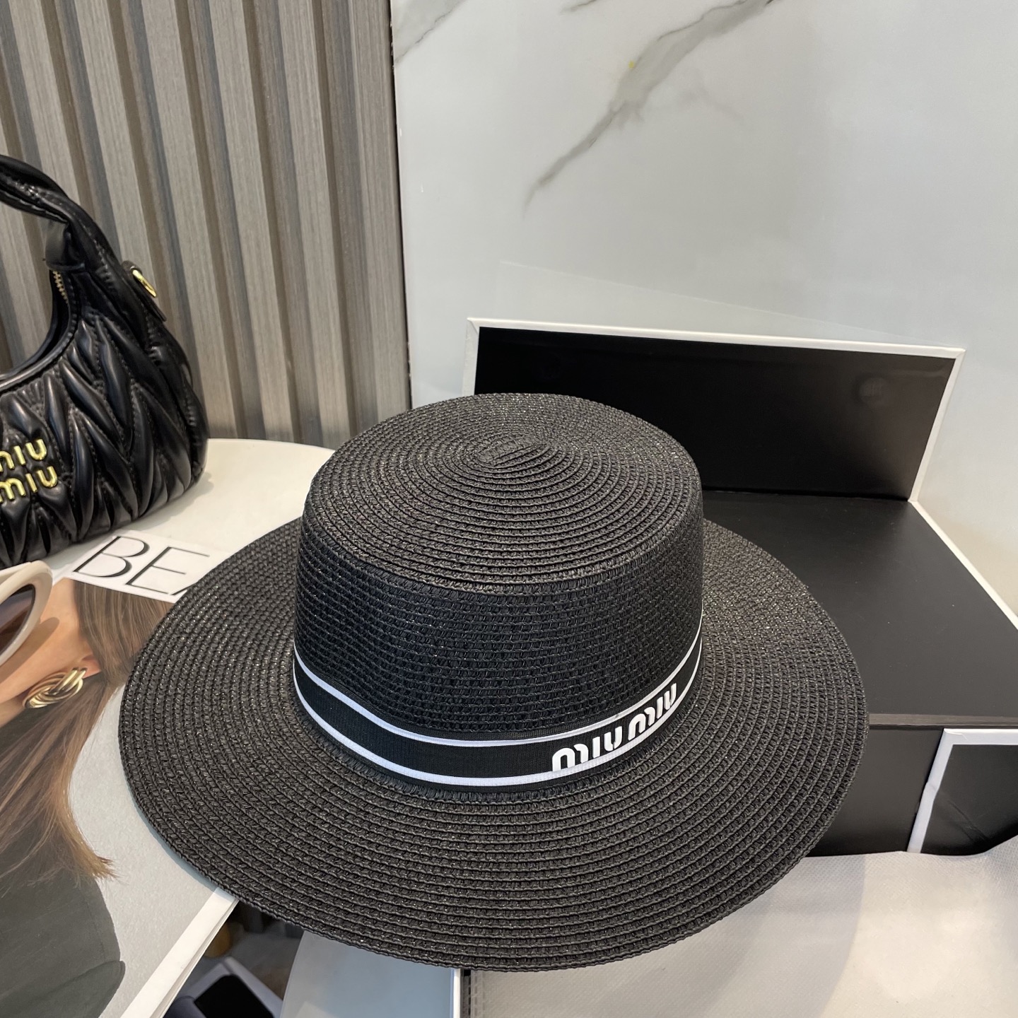 
缪缪miumiu新款平顶草帽，高级定制，名媛风，细节待上，夏季防晒防紫外线，出行必备，百搭好看