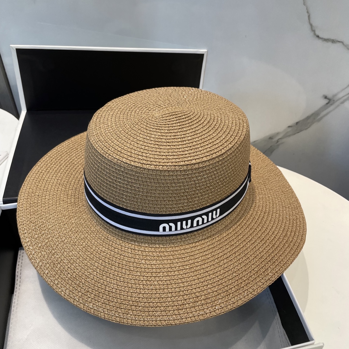 
缪缪miumiu新款平顶草帽，高级定制，名媛风，细节待上，夏季防晒防紫外线，出行必备，百搭好看