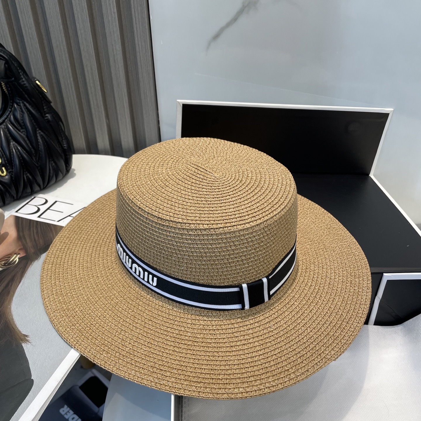 
缪缪miumiu新款平顶草帽，高级定制，名媛风，细节待上，夏季防晒防紫外线，出行必备，百搭好看