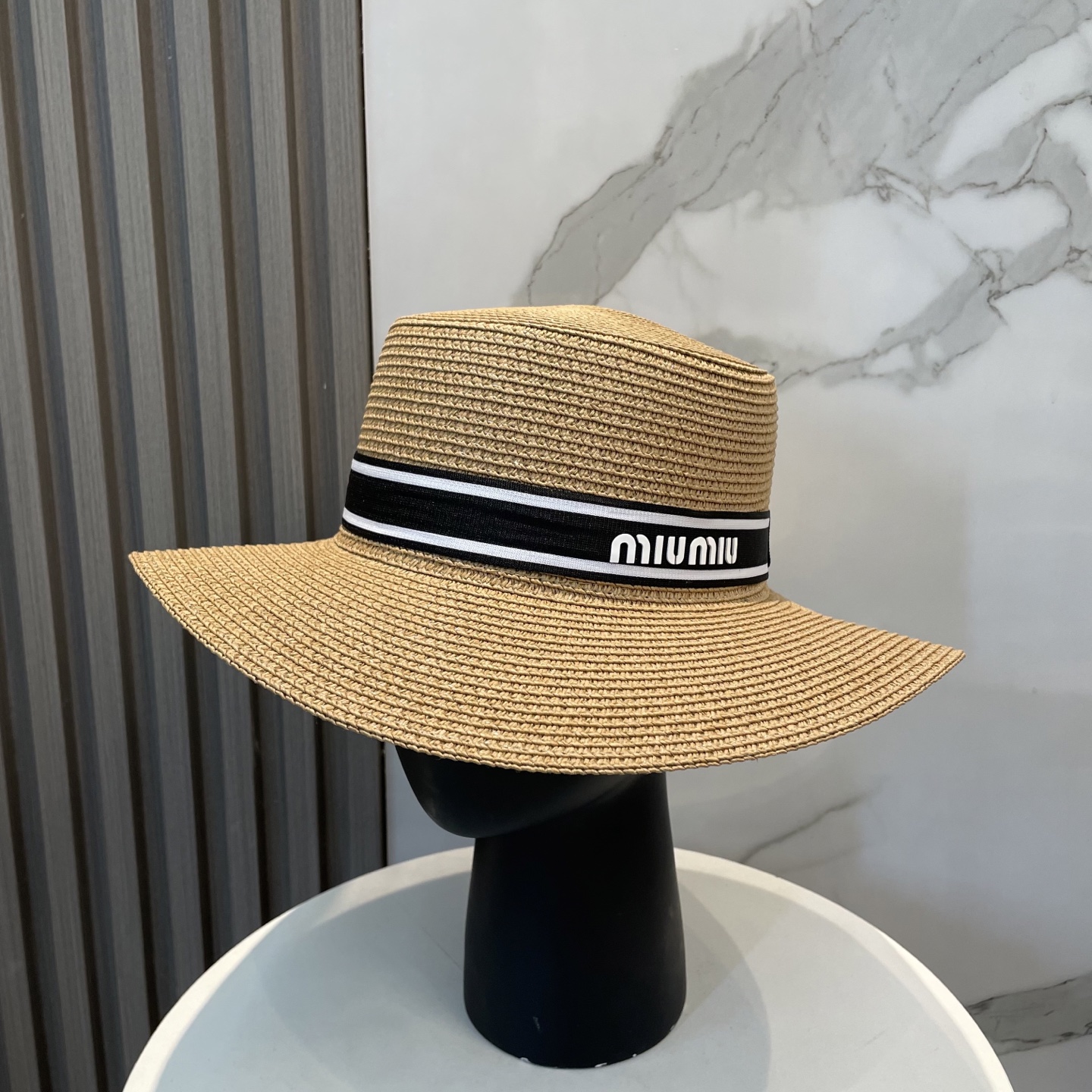 
缪缪miumiu新款平顶草帽，高级定制，名媛风，细节待上，夏季防晒防紫外线，出行必备，百搭好看