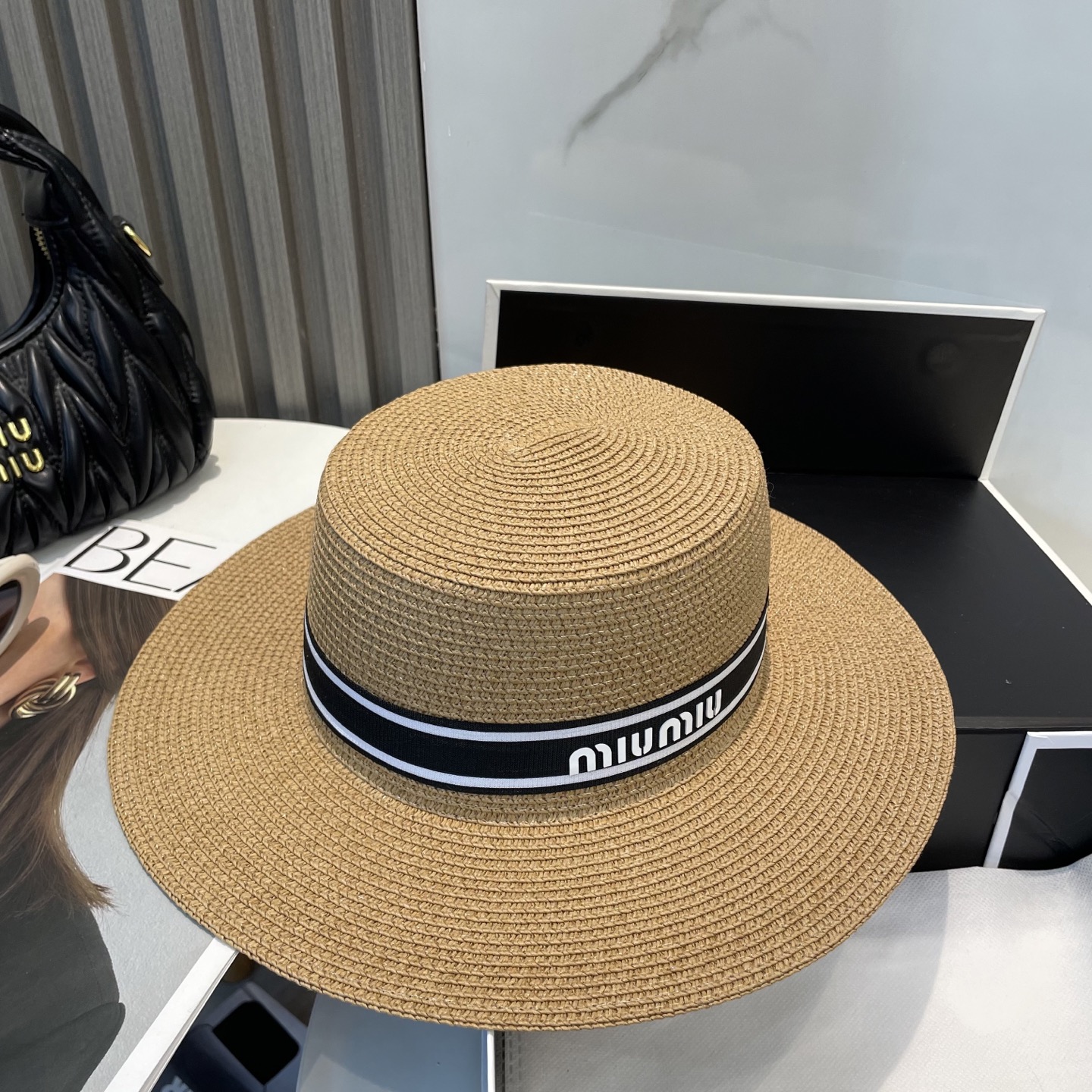 
缪缪miumiu新款平顶草帽，高级定制，名媛风，细节待上，夏季防晒防紫外线，出行必备，百搭好看
