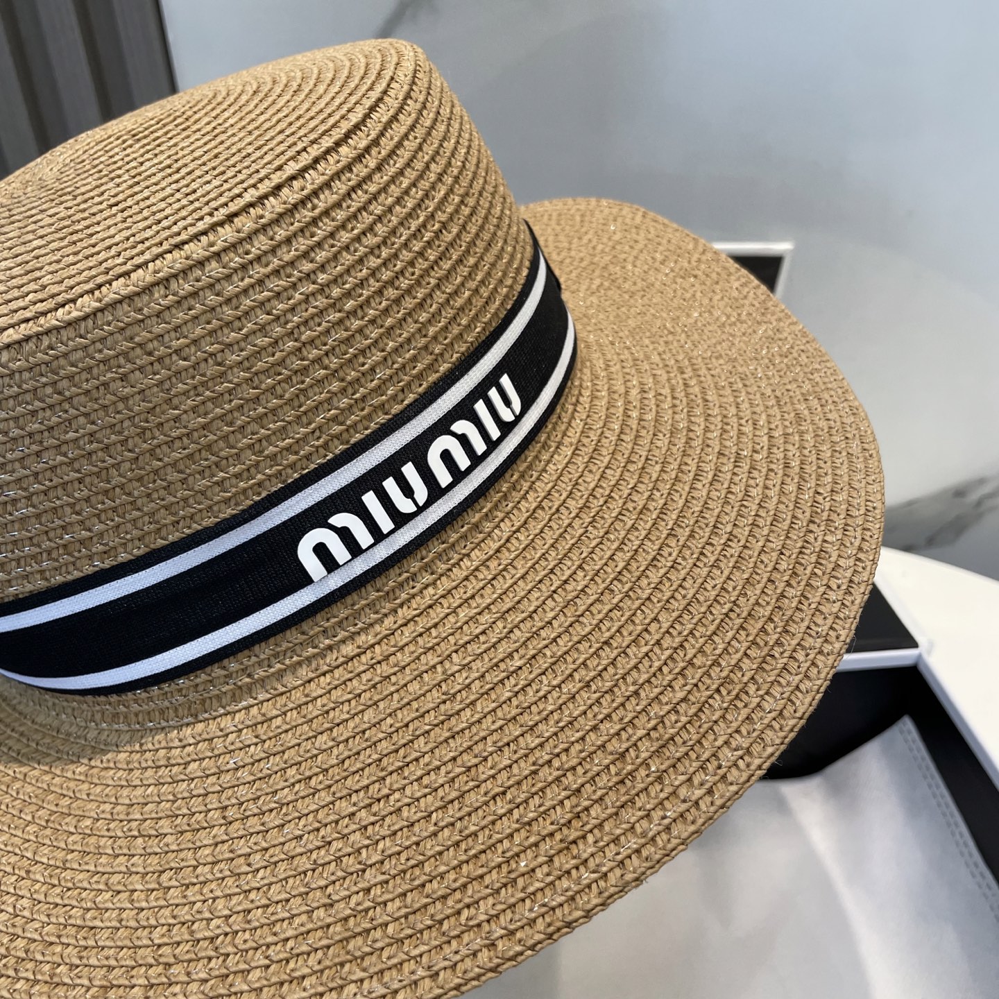 
缪缪miumiu新款平顶草帽，高级定制，名媛风，细节待上，夏季防晒防紫外线，出行必备，百搭好看