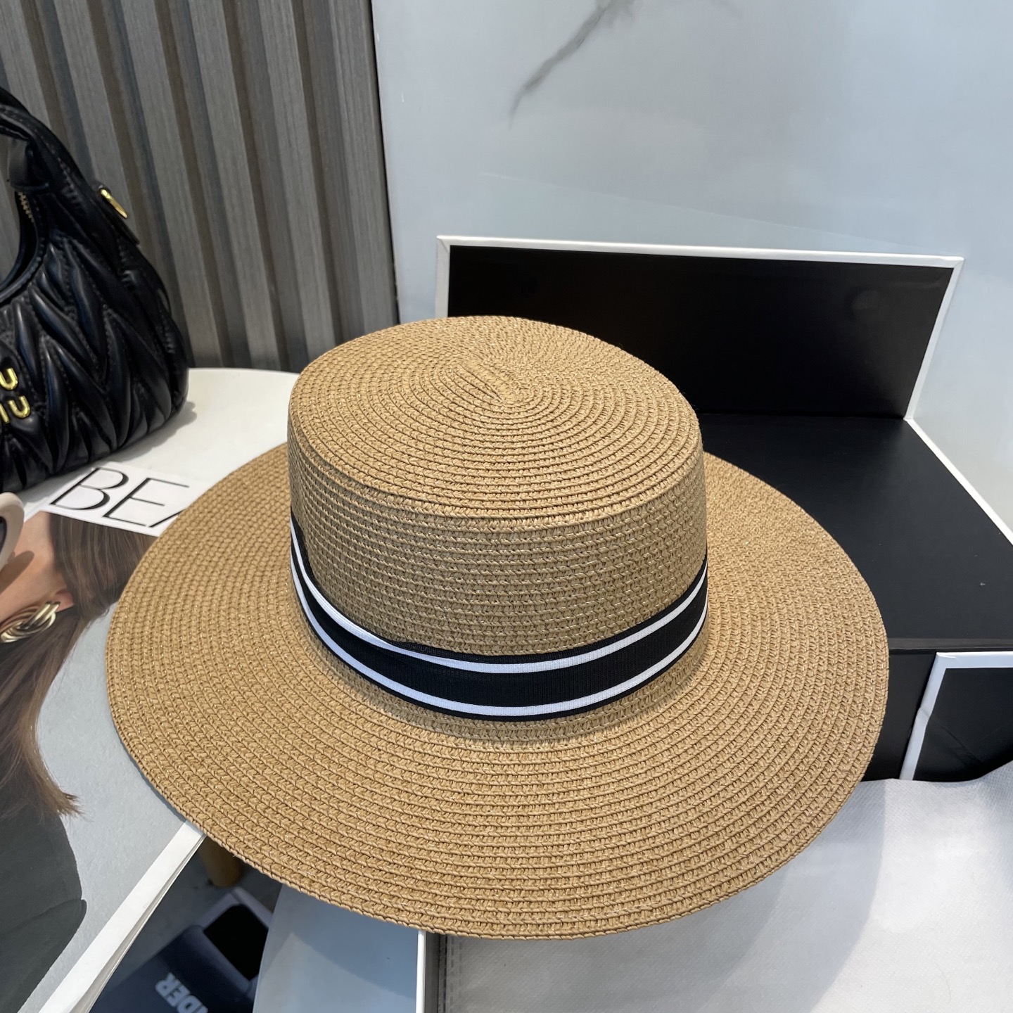 
缪缪miumiu新款平顶草帽，高级定制，名媛风，细节待上，夏季防晒防紫外线，出行必备，百搭好看