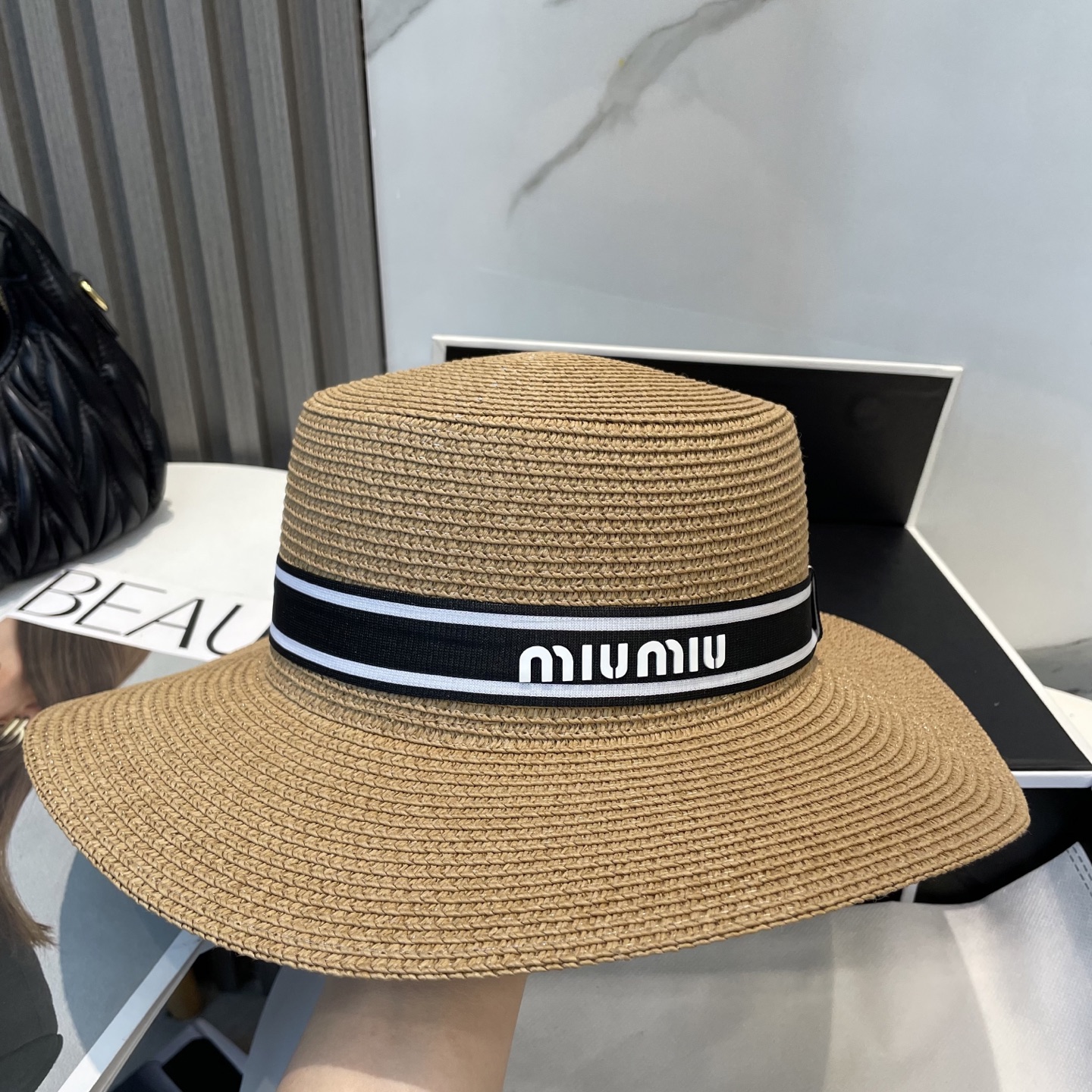 
缪缪miumiu新款平顶草帽，高级定制，名媛风，细节待上，夏季防晒防紫外线，出行必备，百搭好看