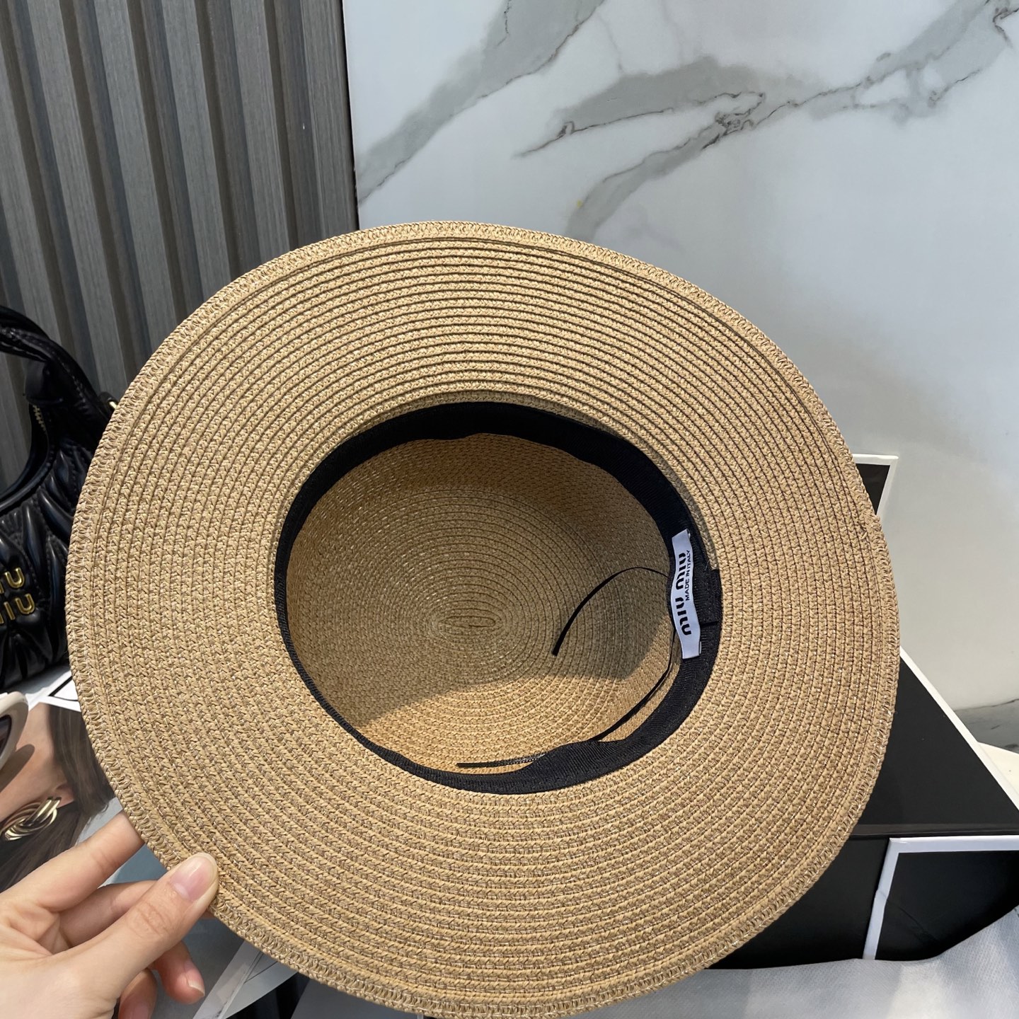 
缪缪miumiu新款平顶草帽，高级定制，名媛风，细节待上，夏季防晒防紫外线，出行必备，百搭好看