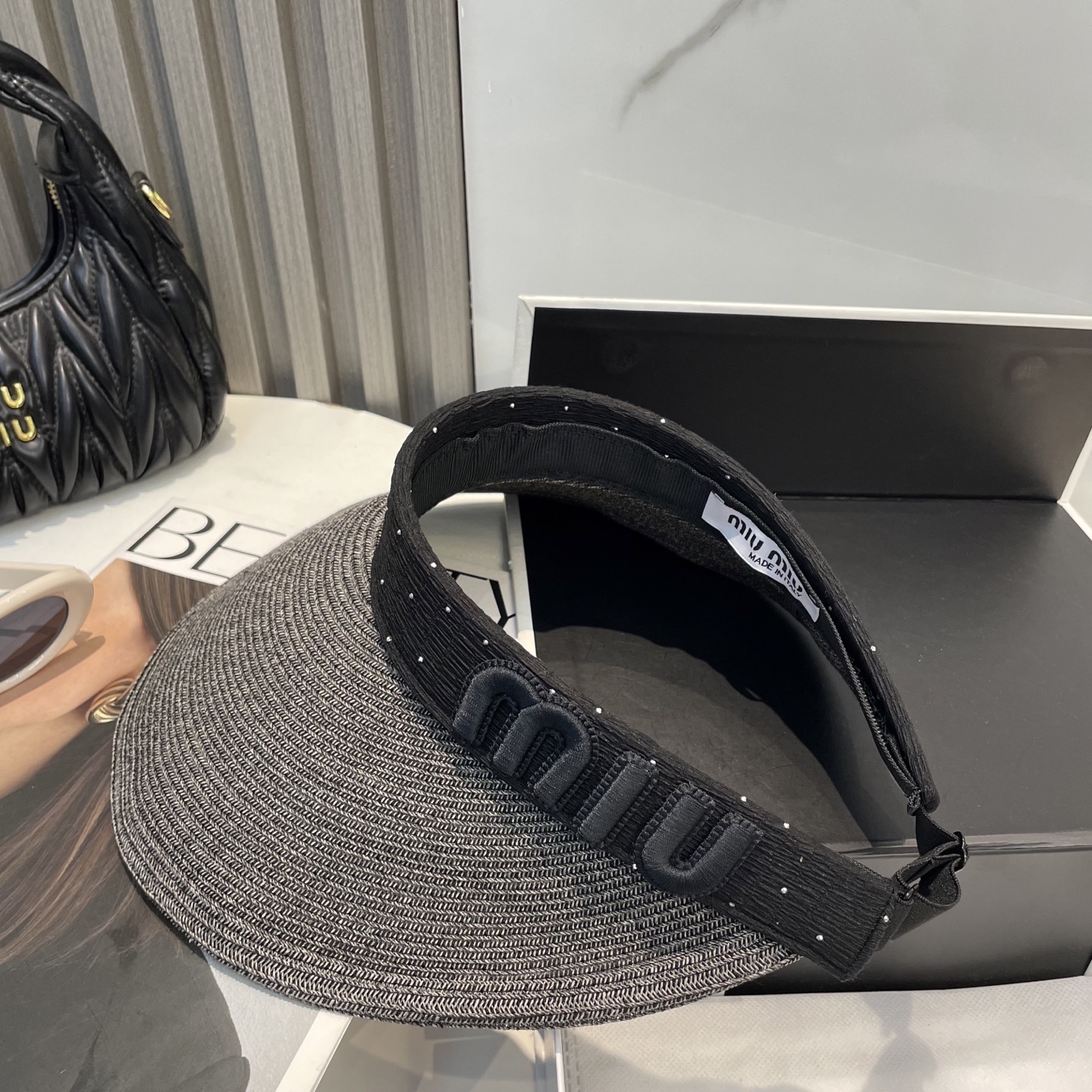  配防尘袋 miumiu缪缪
空顶帽，夏天必备单品，因为真的太好搭，夏天搭配清凉夏日风情真的超级文艺范～